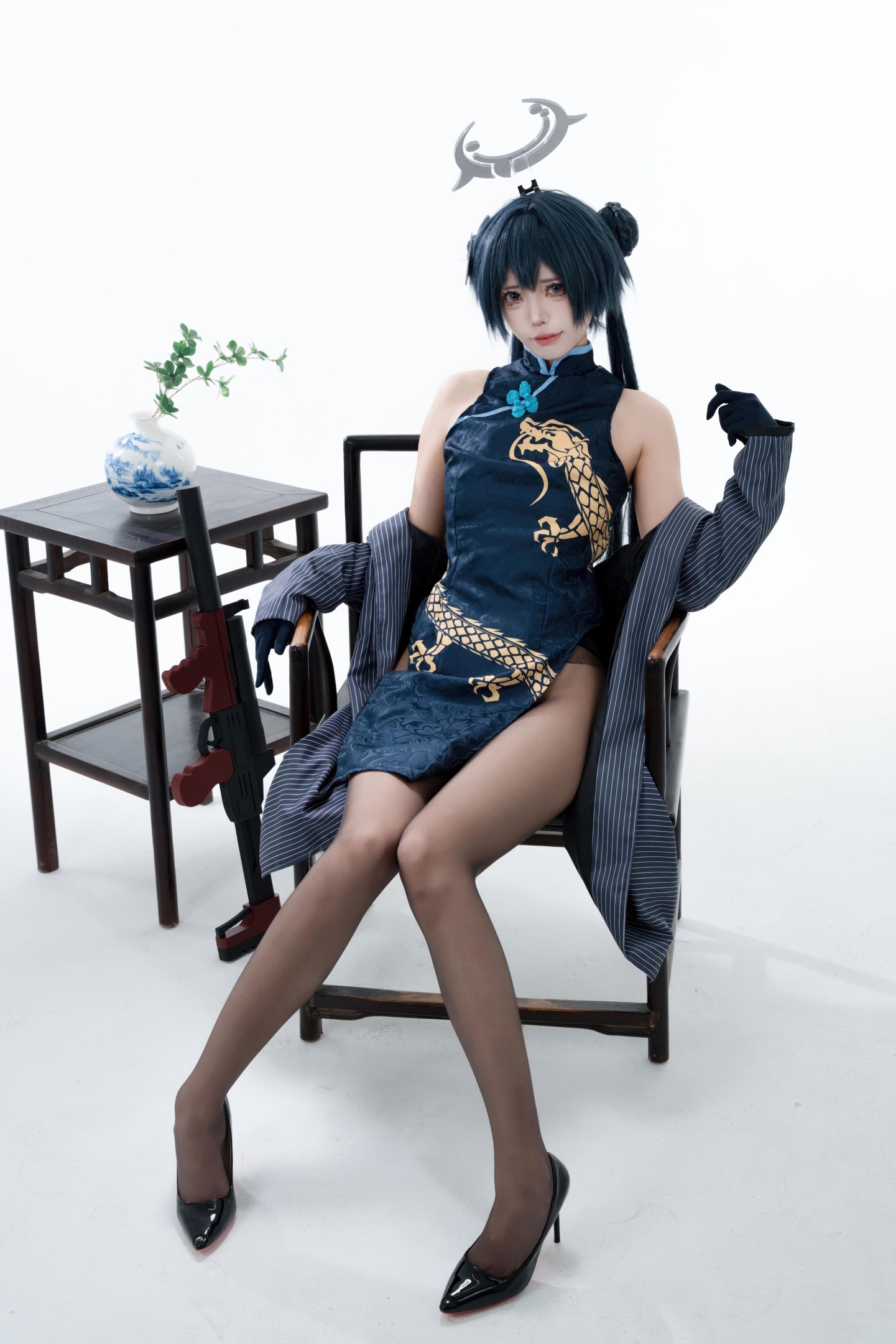 [cosplay] 君颜圆又圆 - Long Hoa Phi Tiếu: sườn xám đen vàng, tất đen, đạo cụ súng, lộ nhiều 153P3V