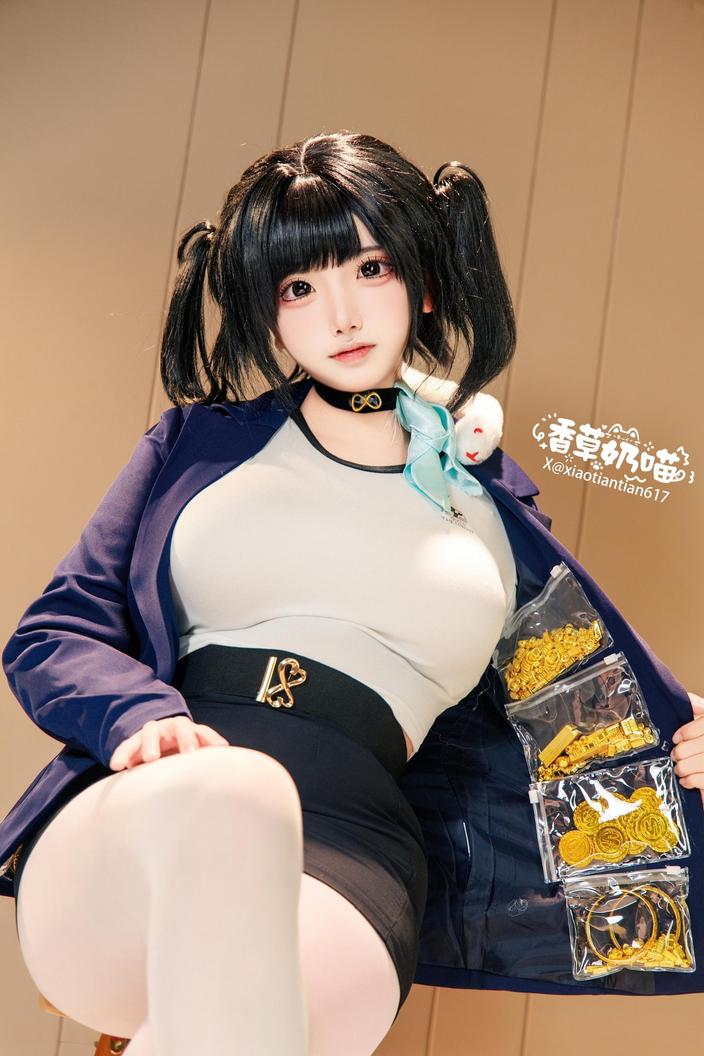 [cosplay] 香草奶喵 - Nữ thần chiến thắng: NIKKE Soda: áo khoác đen xanh, tất trắng, vòng một lớn tái hiện 136P22V