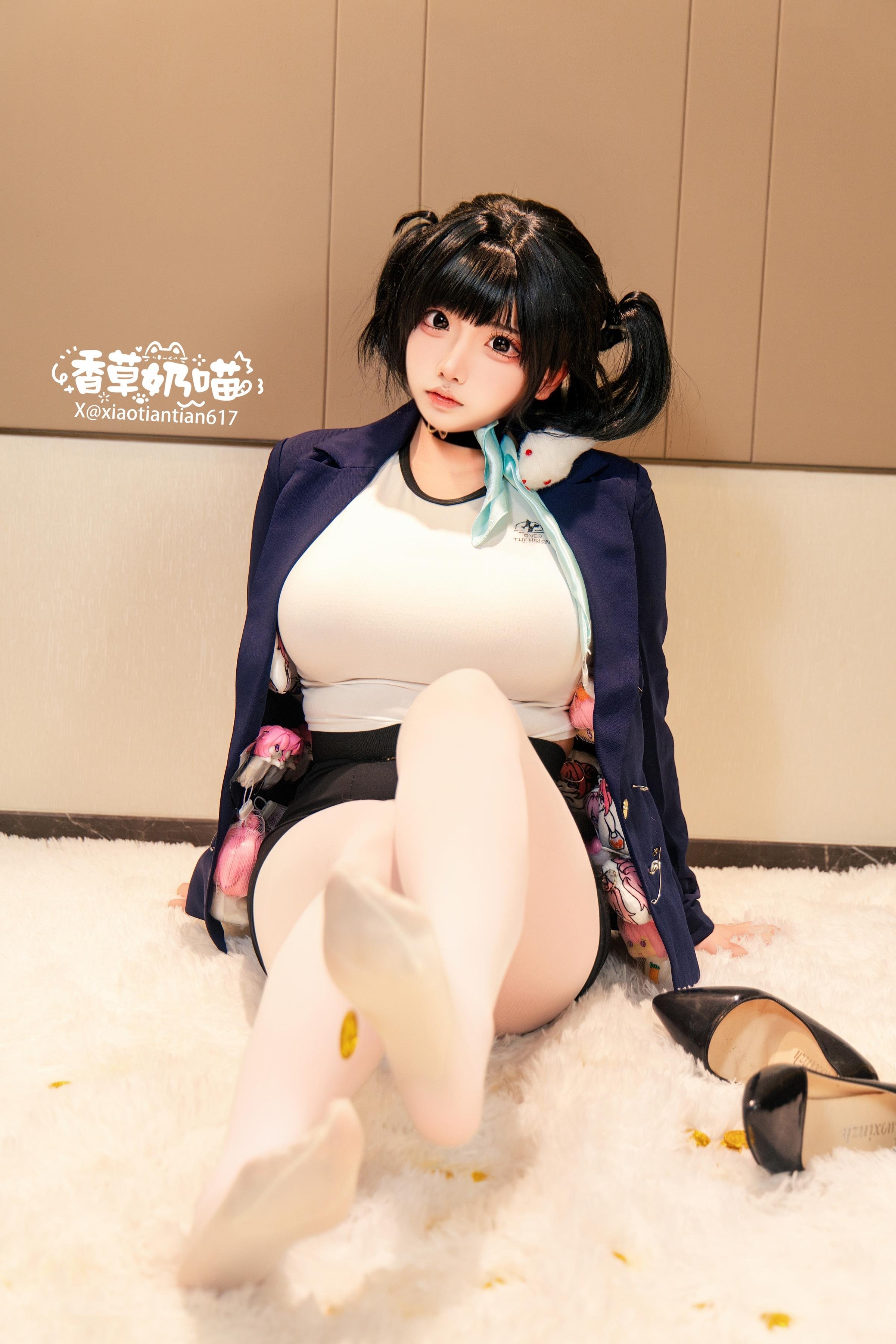 [cosplay] 香草奶喵 - Nữ thần chiến thắng: NIKKE Soda: áo khoác đen xanh, tất trắng, vòng một lớn tái hiện 136P22V