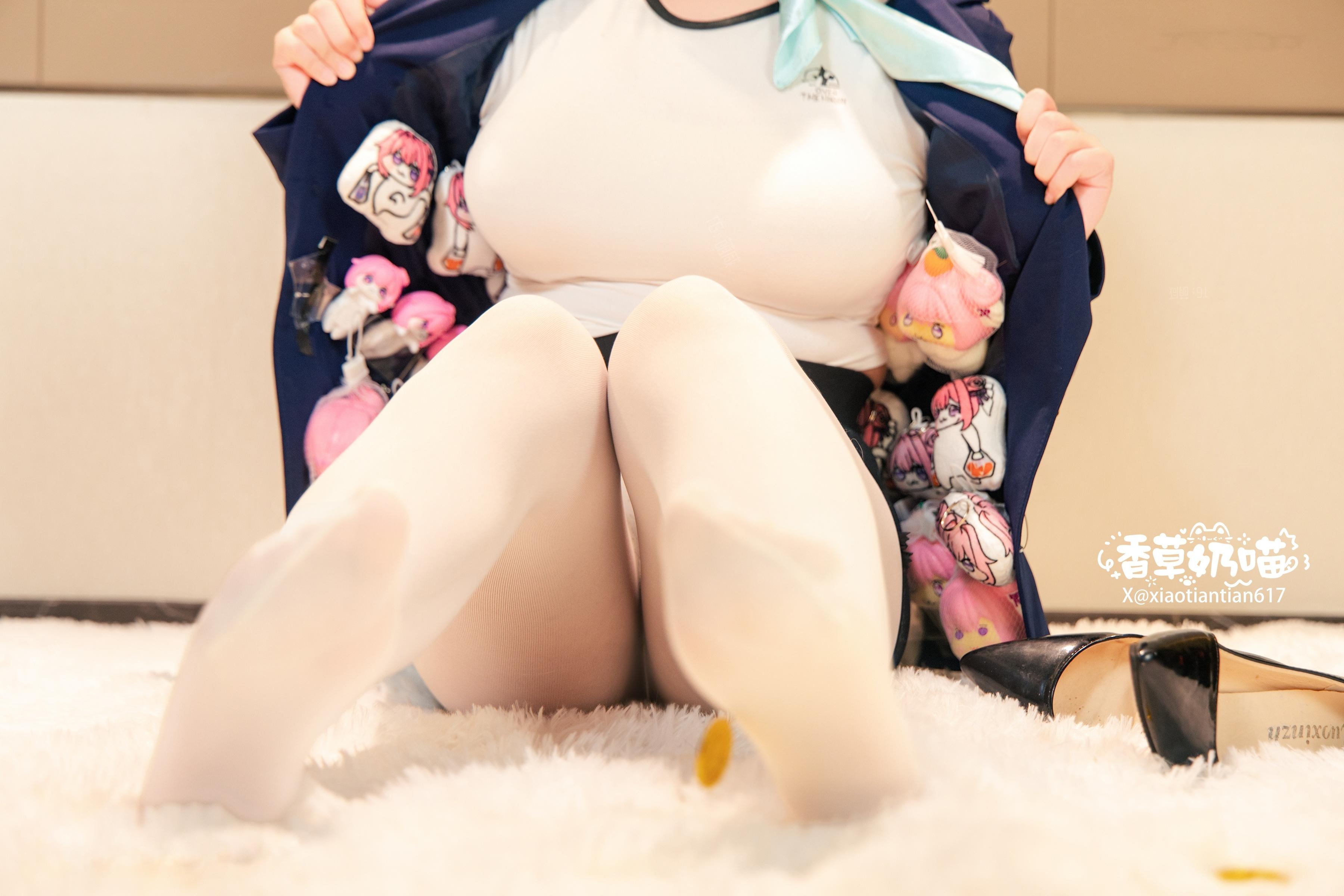 [cosplay] 香草奶喵 - Nữ thần chiến thắng: NIKKE Soda: áo khoác đen xanh, tất trắng, vòng một lớn tái hiện 136P22V