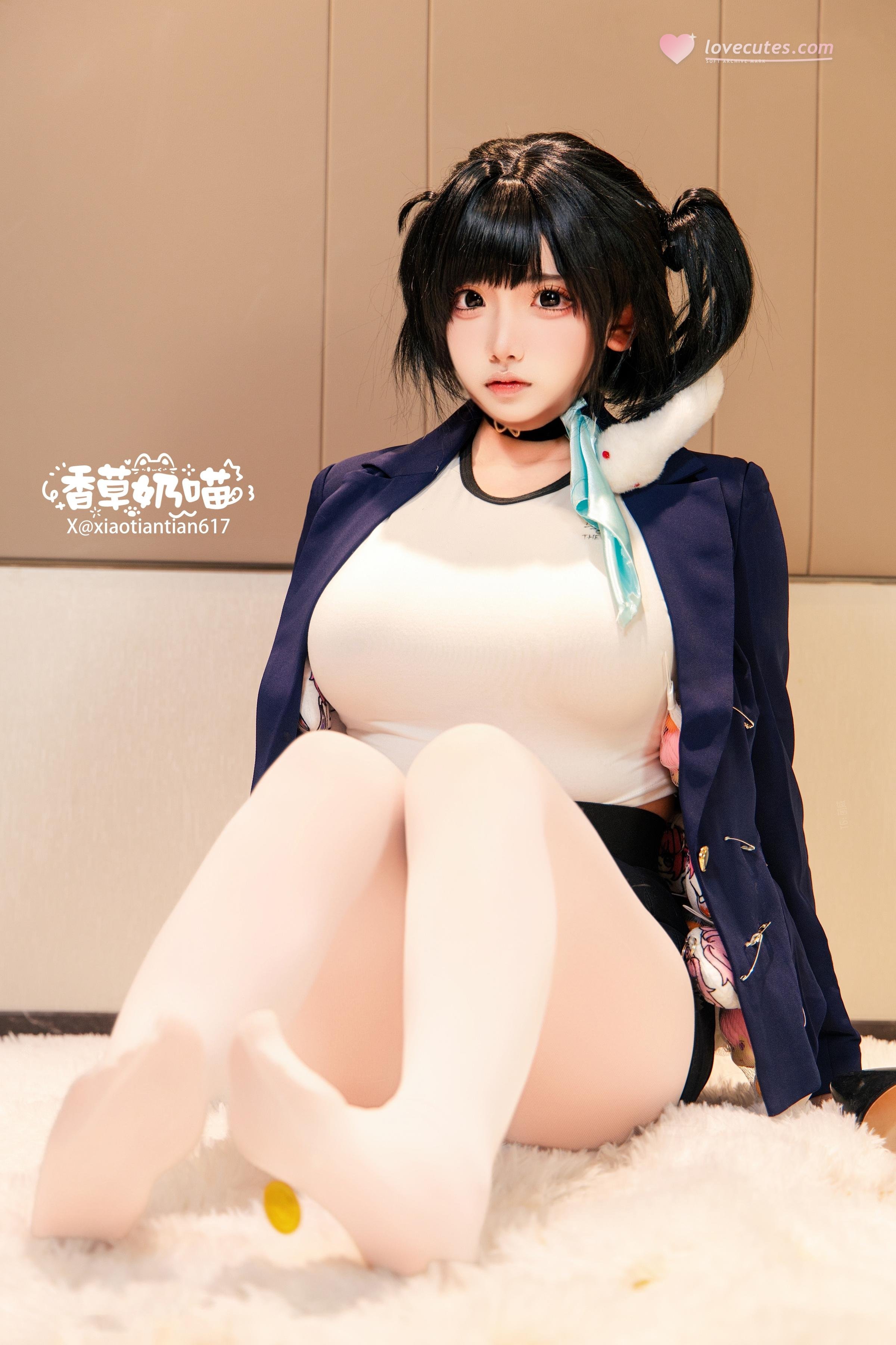 [cosplay] 香草奶喵 - Nữ thần chiến thắng: NIKKE Soda: áo khoác đen xanh, tất trắng, vòng một lớn tái hiện 136P22V