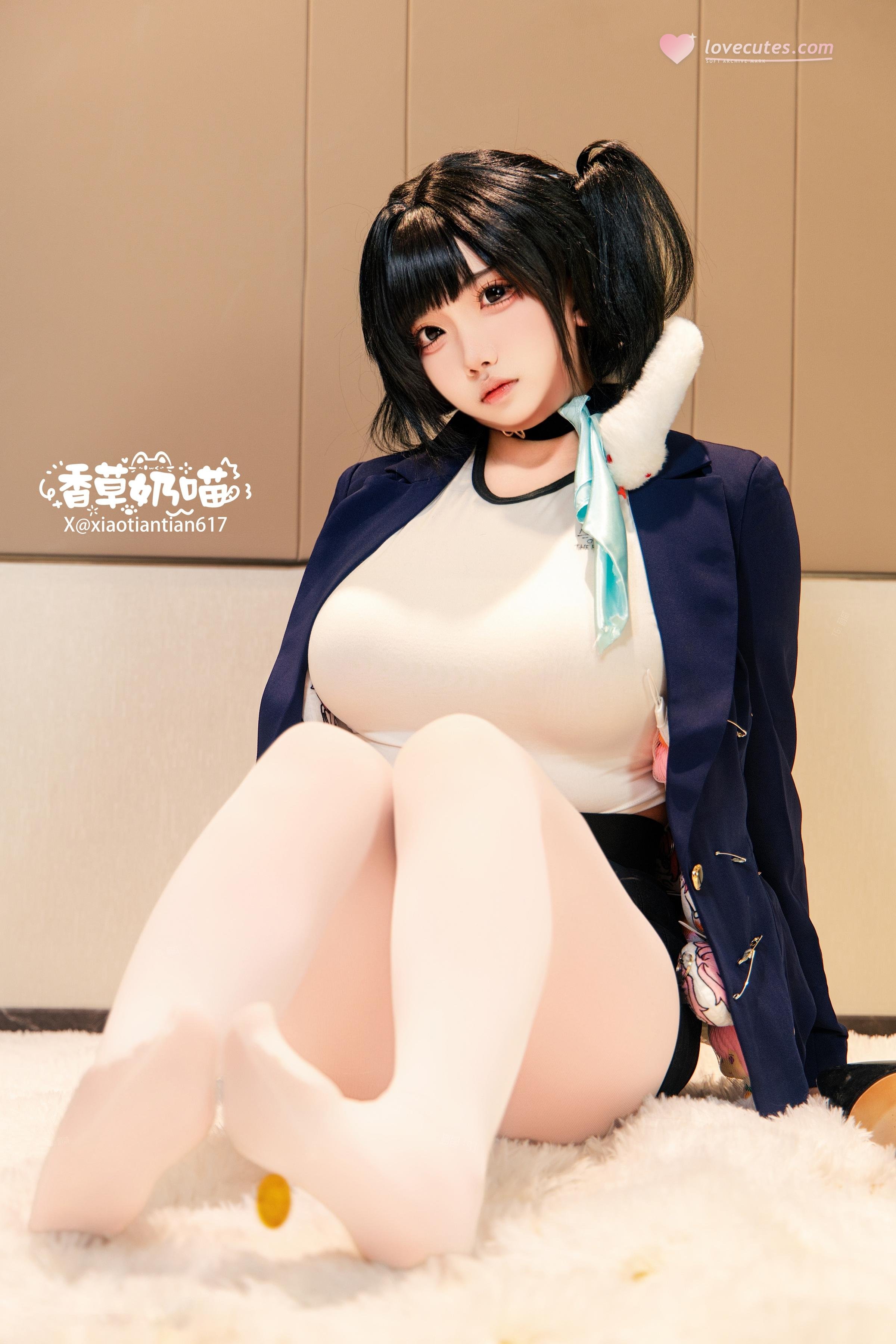 [cosplay] 香草奶喵 - Nữ thần chiến thắng: NIKKE Soda: áo khoác đen xanh, tất trắng, vòng một lớn tái hiện 136P22V