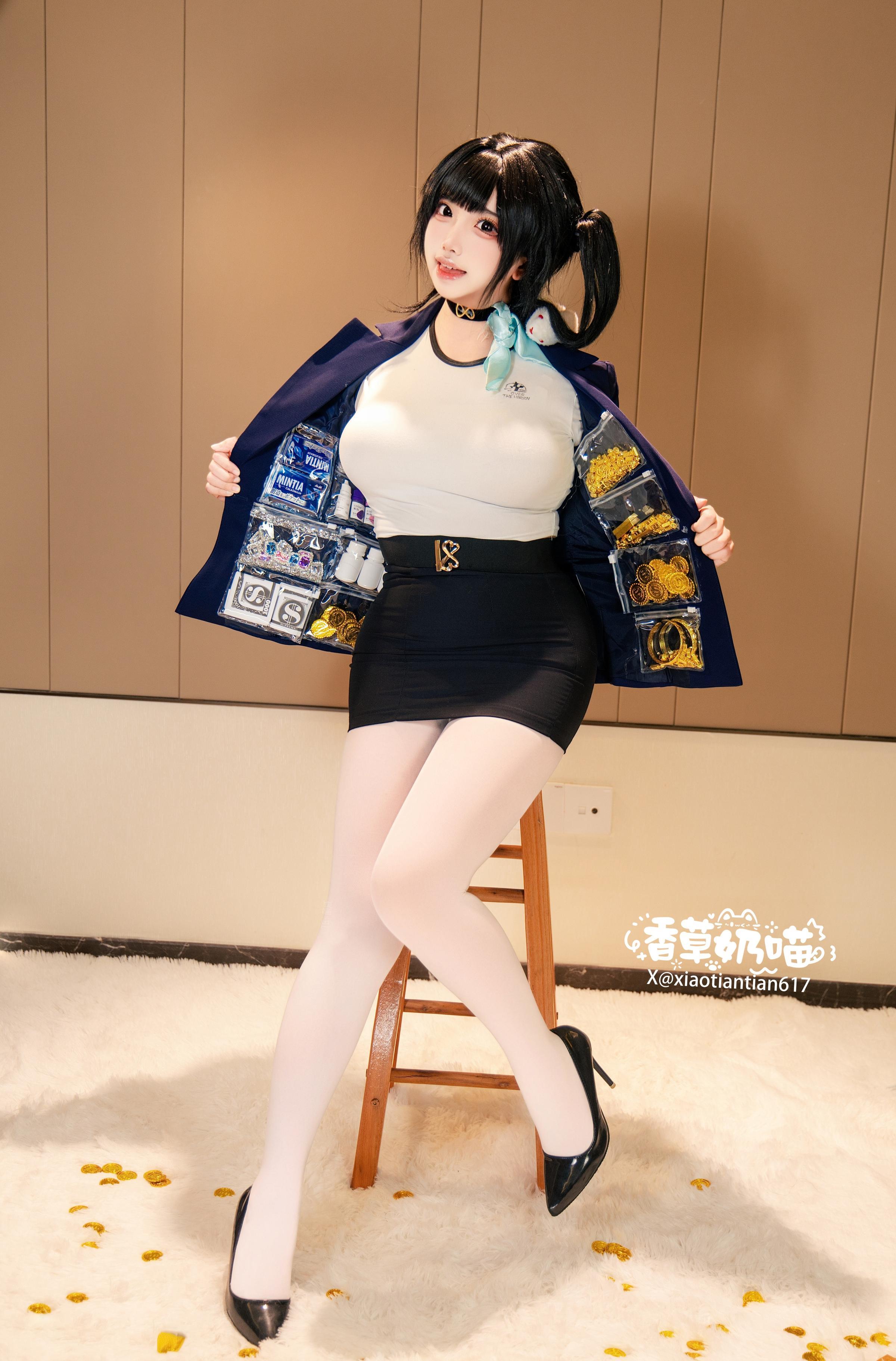 [cosplay] 香草奶喵 - Nữ thần chiến thắng: NIKKE Soda: áo khoác đen xanh, tất trắng, vòng một lớn tái hiện 136P22V