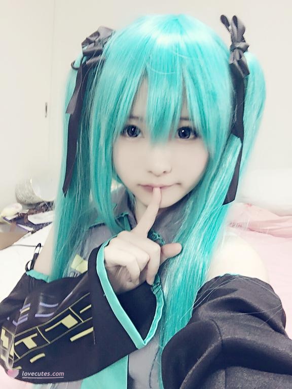 [cosplay] 习呆呆 - 初音未来: tóc hai bím xanh lam xanh lục lộ điểm tất đen gợi cảm 31P2V