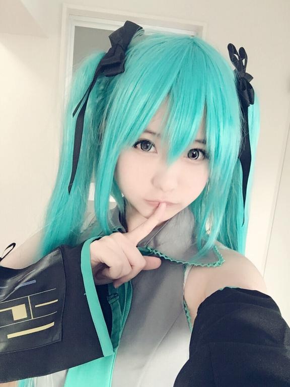 [cosplay] 习呆呆 - 初音未来: tóc hai bím xanh lam xanh lục lộ điểm tất đen gợi cảm 31P2V