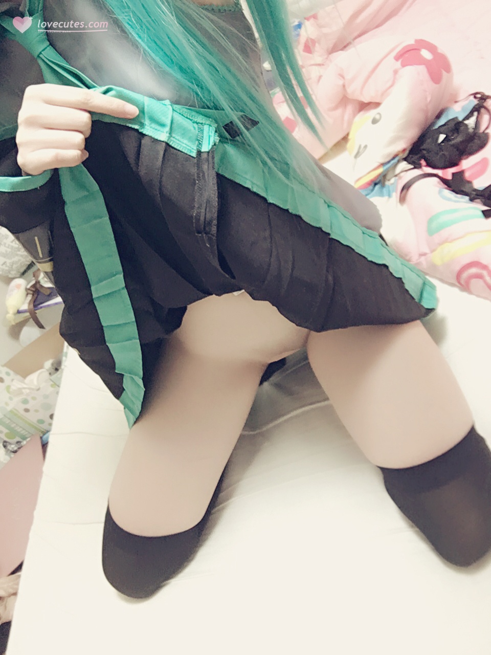 [cosplay] 习呆呆 - 初音未来: tóc hai bím xanh lam xanh lục lộ điểm tất đen gợi cảm 31P2V
