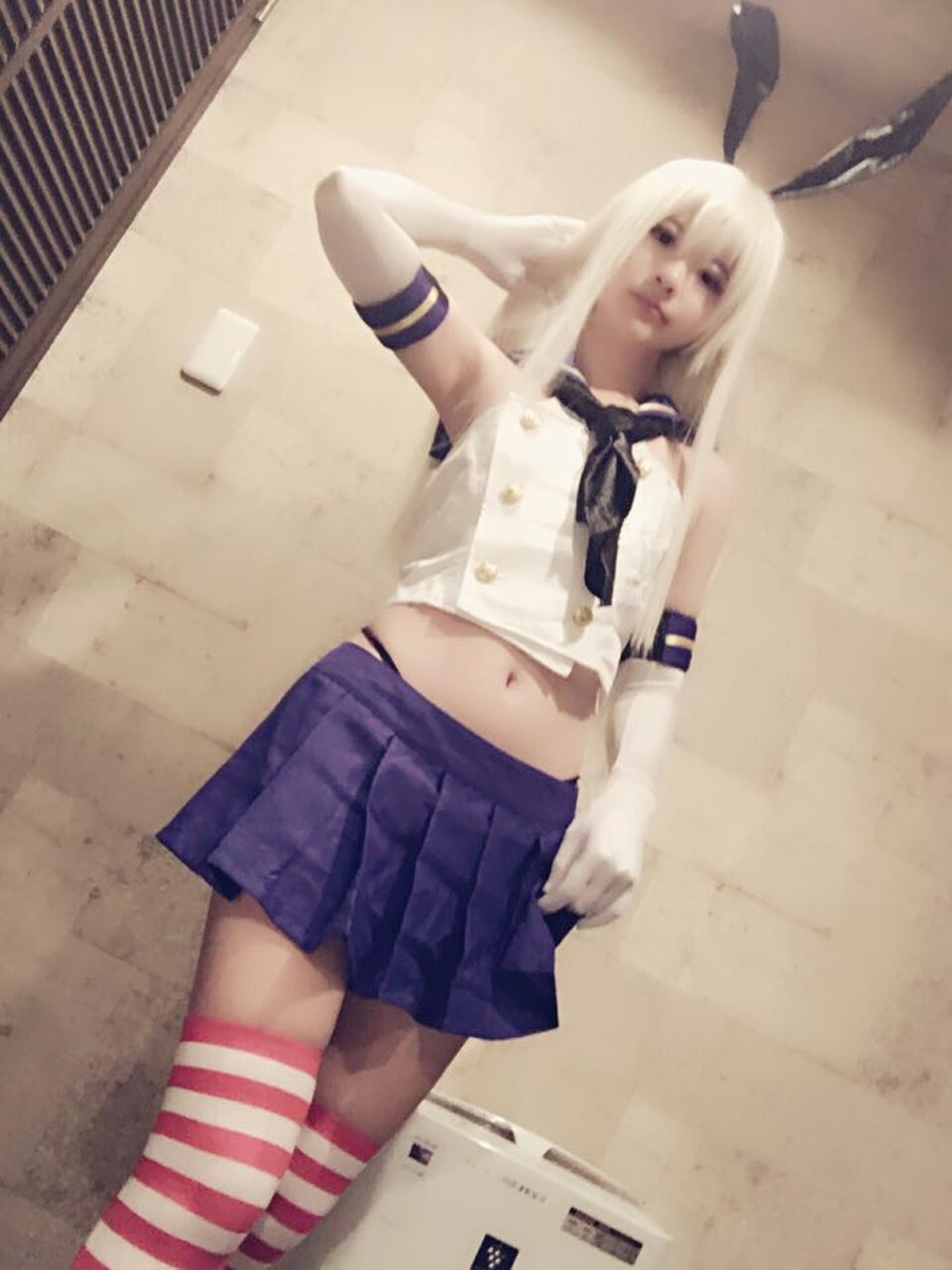 [cosplay] 习呆呆 - Shimakaze: tái hiện đôi chân đẹp với tất sọc đỏ trắng và lộ điểm 42P2V