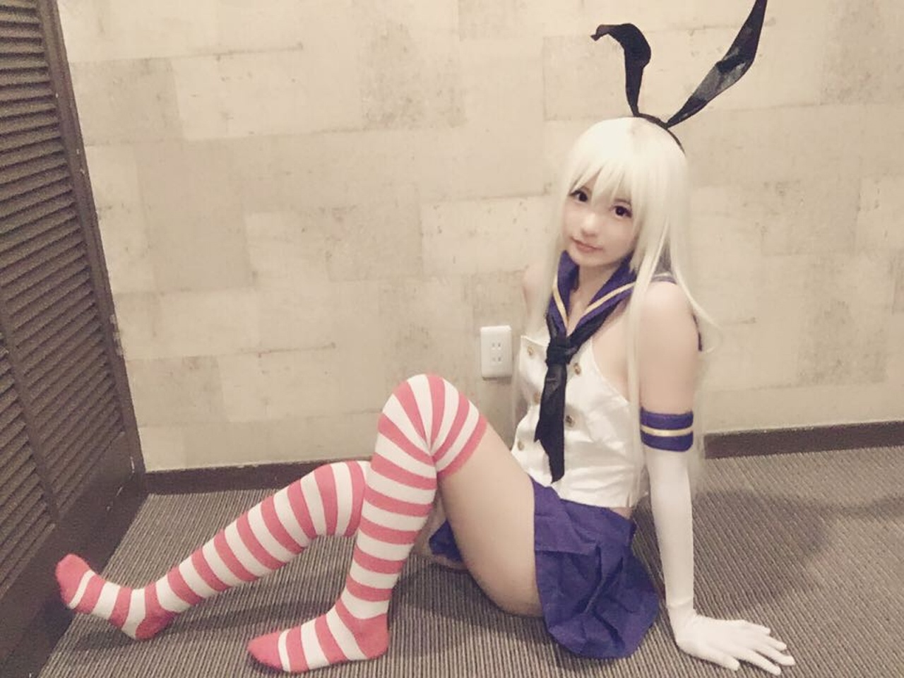 [cosplay] 习呆呆 - Shimakaze: tái hiện đôi chân đẹp với tất sọc đỏ trắng và lộ điểm 42P2V