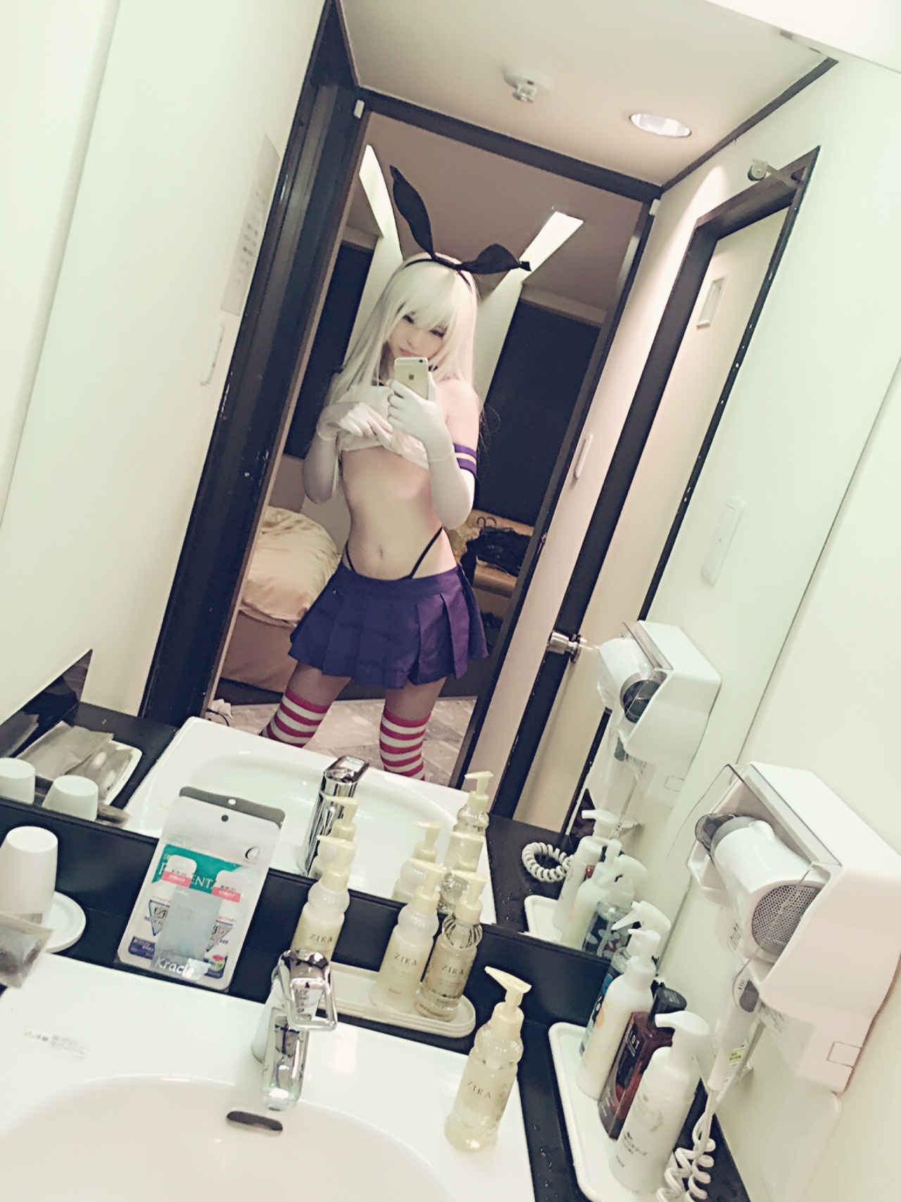 [cosplay] 习呆呆 - Shimakaze: tái hiện đôi chân đẹp với tất sọc đỏ trắng và lộ điểm 42P2V