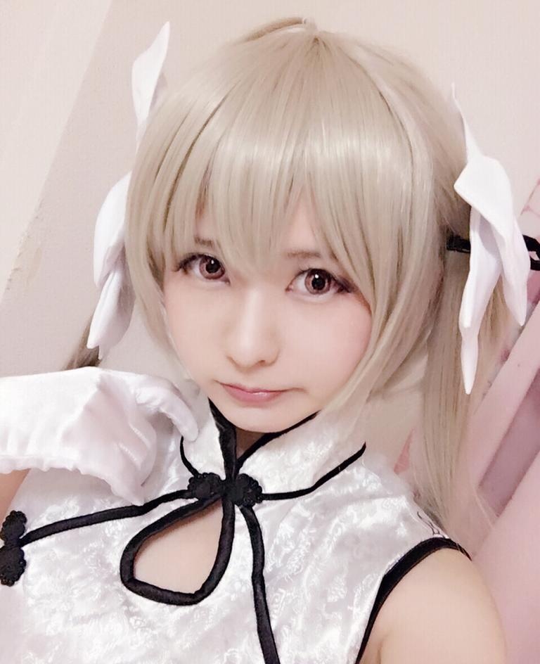 [cosplay] 习呆呆 - 春日野穹：váy ôm trắng kiểu hầu gái hở đáy, mông cong gợi cảm 42P2V