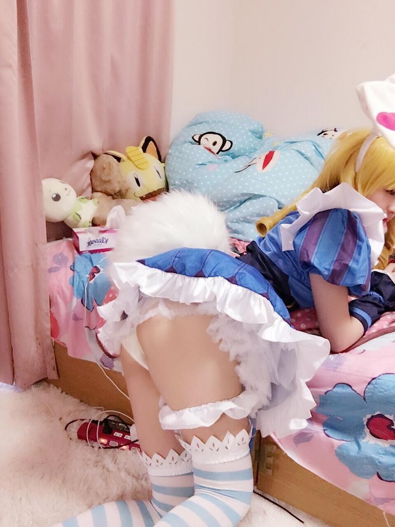 [cosplay] 习呆呆 - Alice ở xứ sở thần tiên: ảnh chụp váy ngắn tất trắng tai thỏ lộ điểm 32P2V