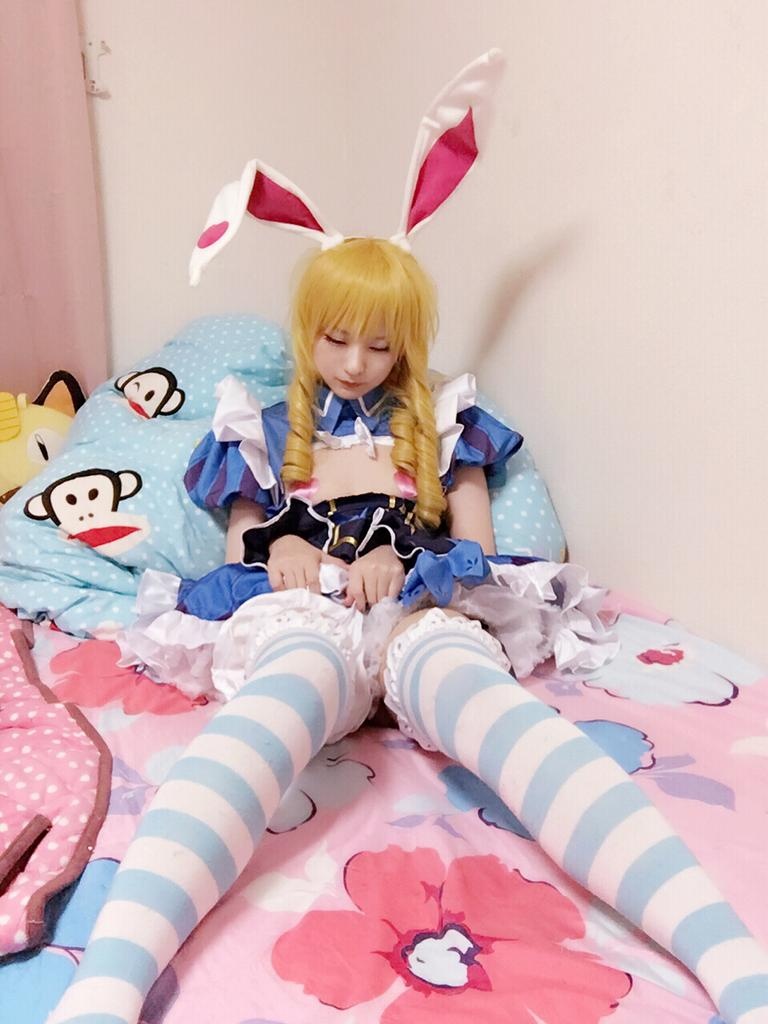[cosplay] 习呆呆 - Alice ở xứ sở thần tiên: ảnh chụp váy ngắn tất trắng tai thỏ lộ điểm 32P2V