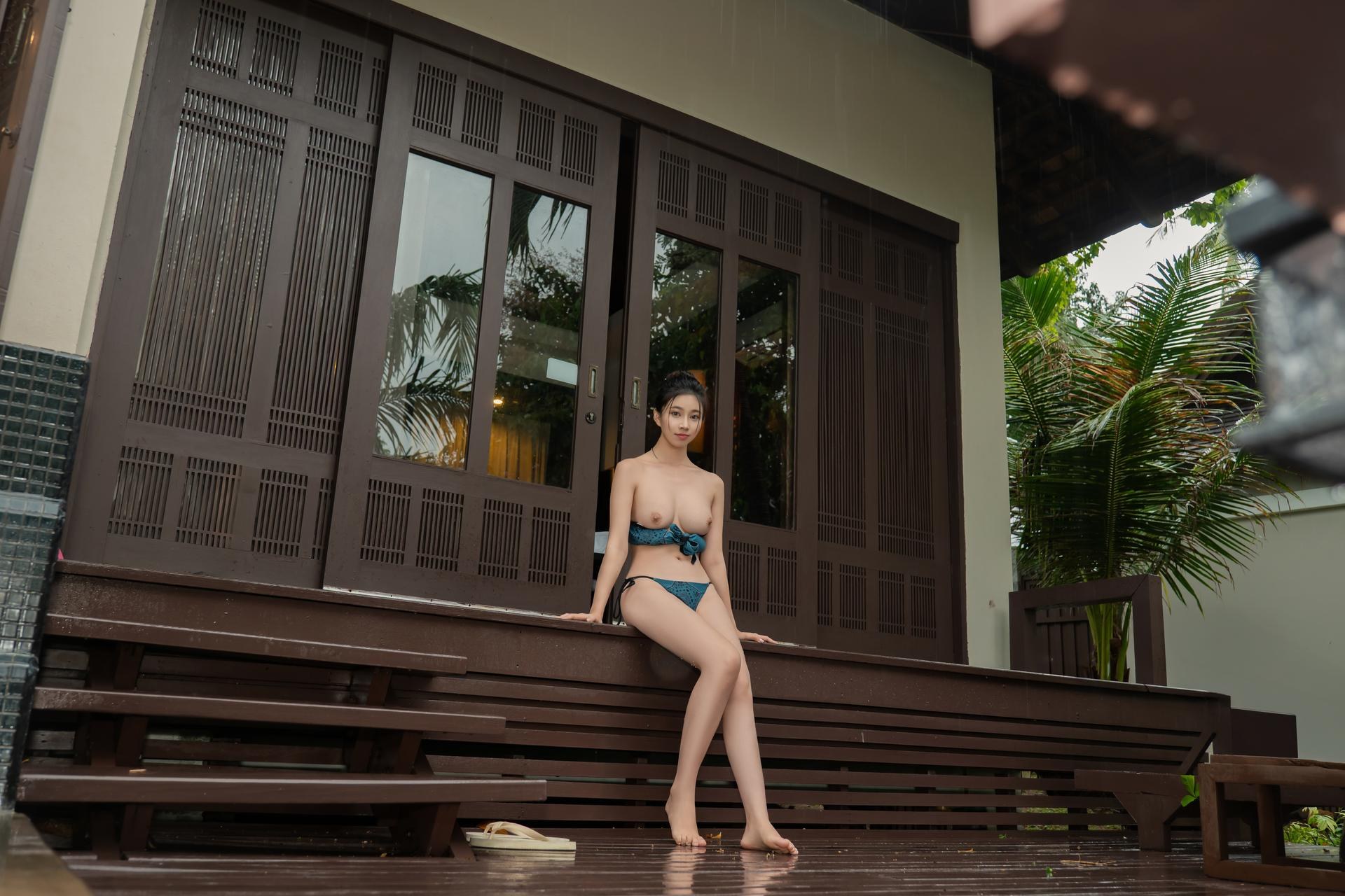 [写真] 年年Nnian - Nắng mai: ảnh chụp chân dài nghỉ dưỡng ngoài trời với bikini xanh 81P
