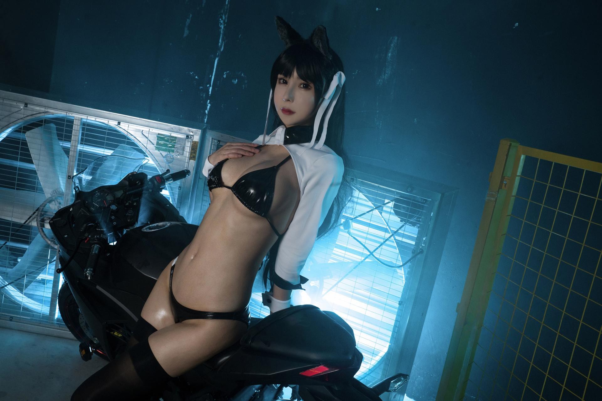 [cosplay] 亚马逊鲶鱼 - 碧蓝航线 爱宕机车：ชุดมอเตอร์ไซค์สีดำขาว ถุงน่องดำ อกสวย 10P