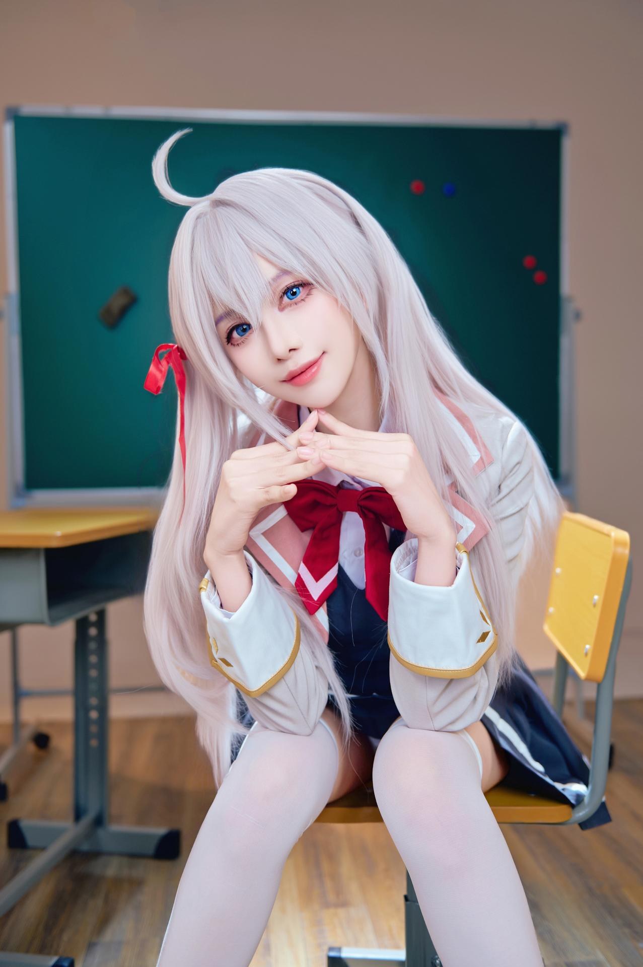 [cosplay] Shika小鹿鹿 - Bạn cùng lớp Eri: ảnh chụp trong lớp học với tóc trắng, đồng phục học đường, tất trắng 38P