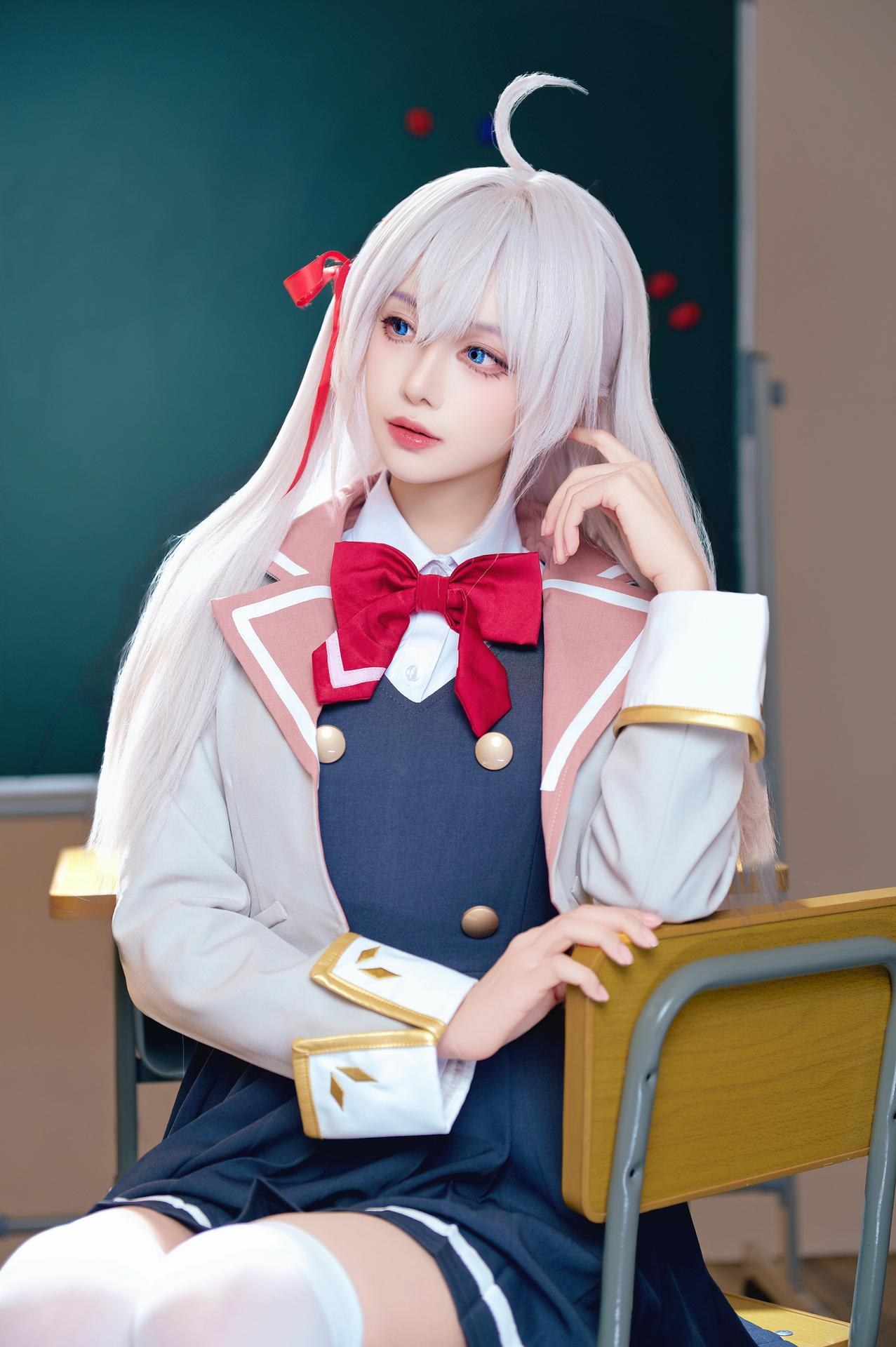 [cosplay] Shika小鹿鹿 - Bạn cùng lớp Eri: ảnh chụp trong lớp học với tóc trắng, đồng phục học đường, tất trắng 38P