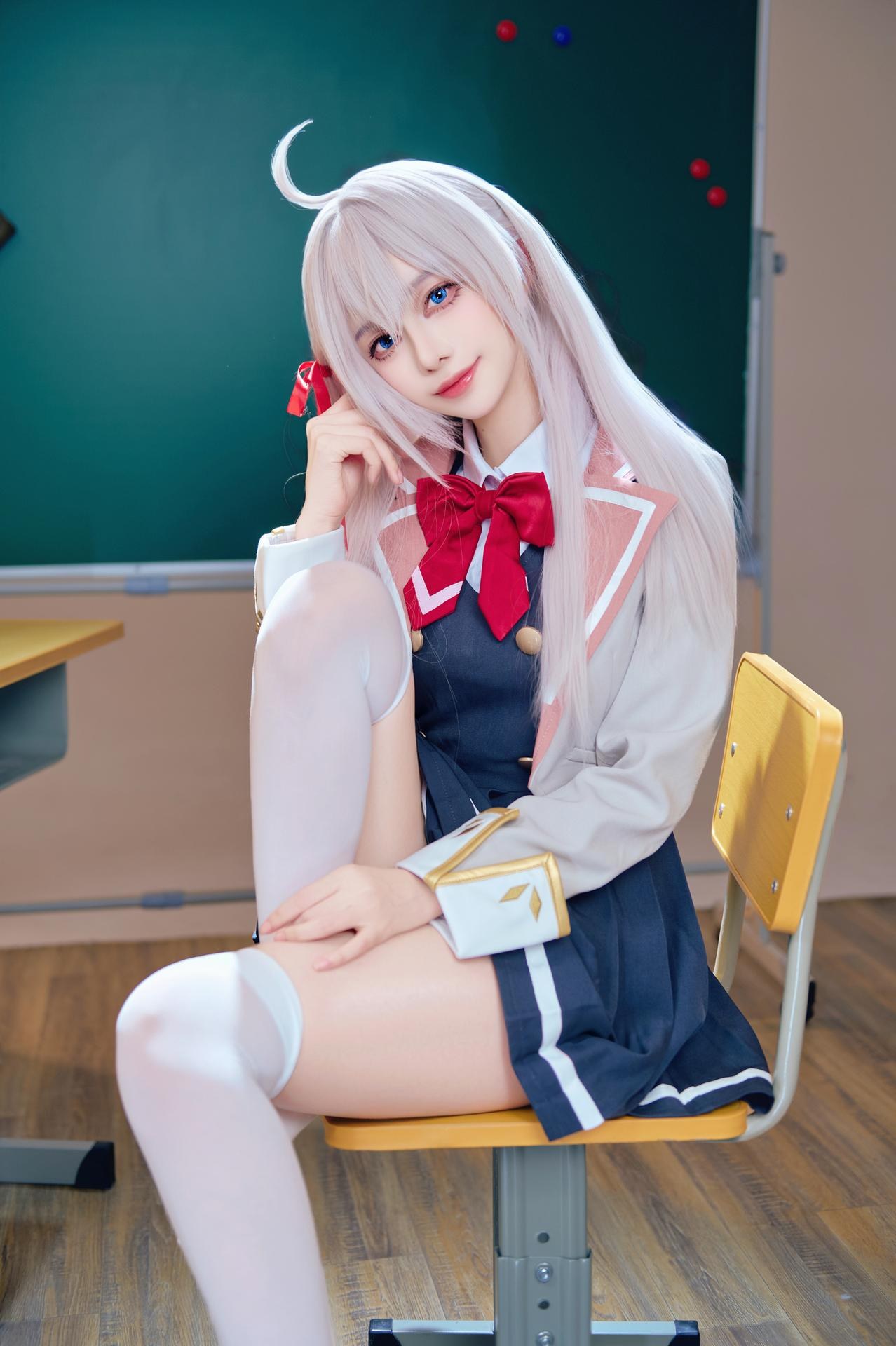 [cosplay] Shika小鹿鹿 - Bạn cùng lớp Eri: ảnh chụp trong lớp học với tóc trắng, đồng phục học đường, tất trắng 38P