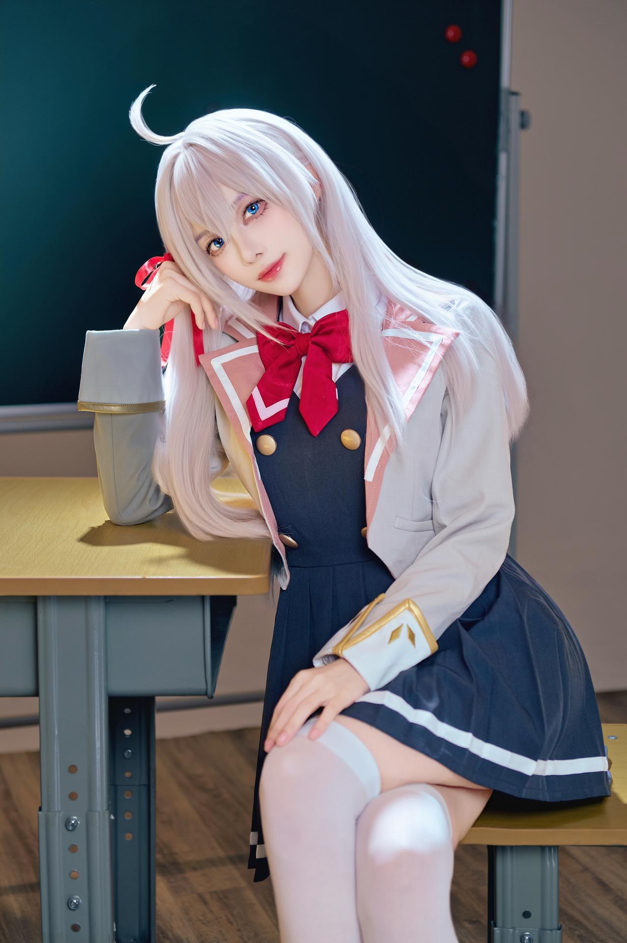 [cosplay] Shika小鹿鹿 - Bạn cùng lớp Eri: ảnh chụp trong lớp học với tóc trắng, đồng phục học đường, tất trắng 38P