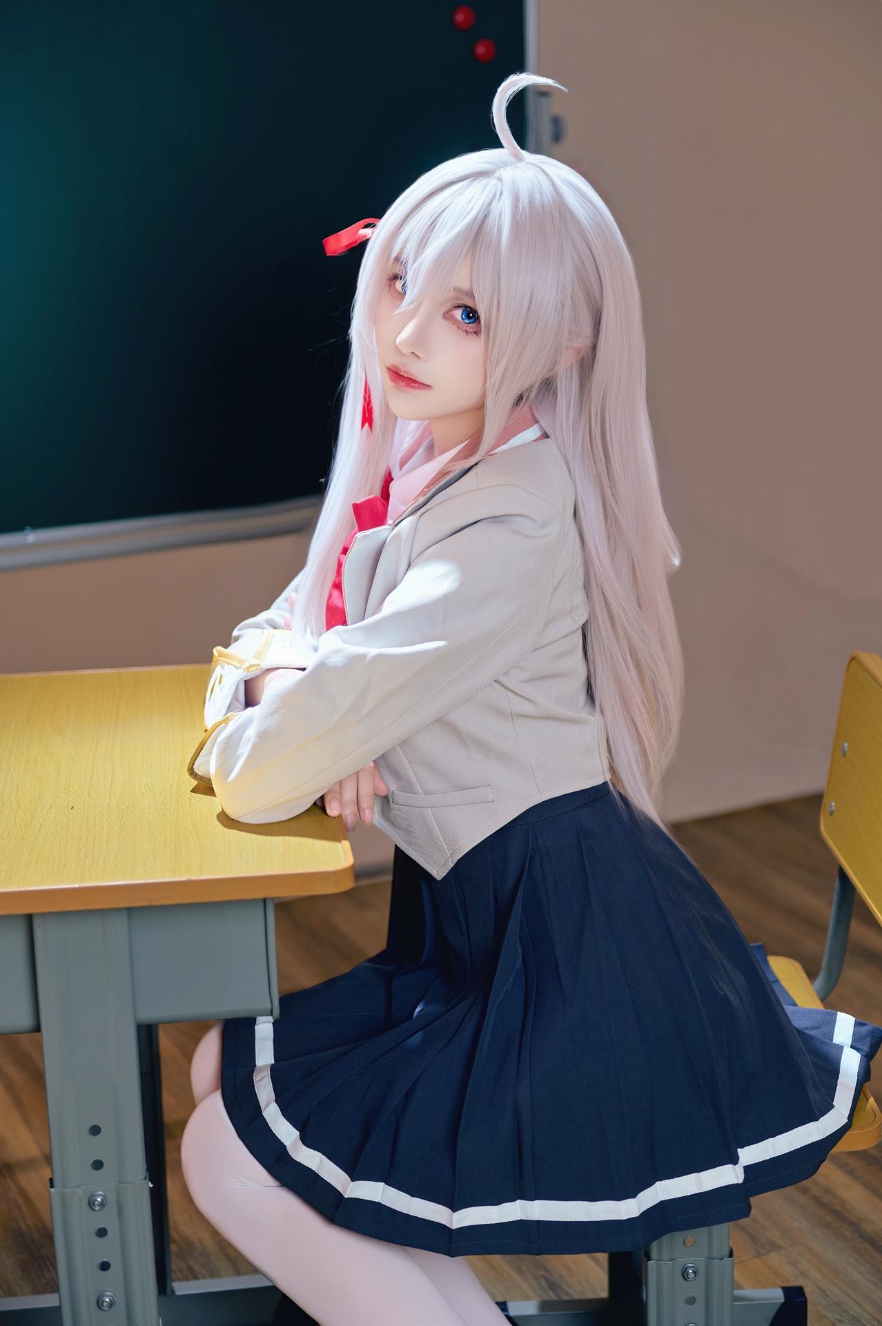 [cosplay] Shika小鹿鹿 - Bạn cùng lớp Eri: ảnh chụp trong lớp học với tóc trắng, đồng phục học đường, tất trắng 38P