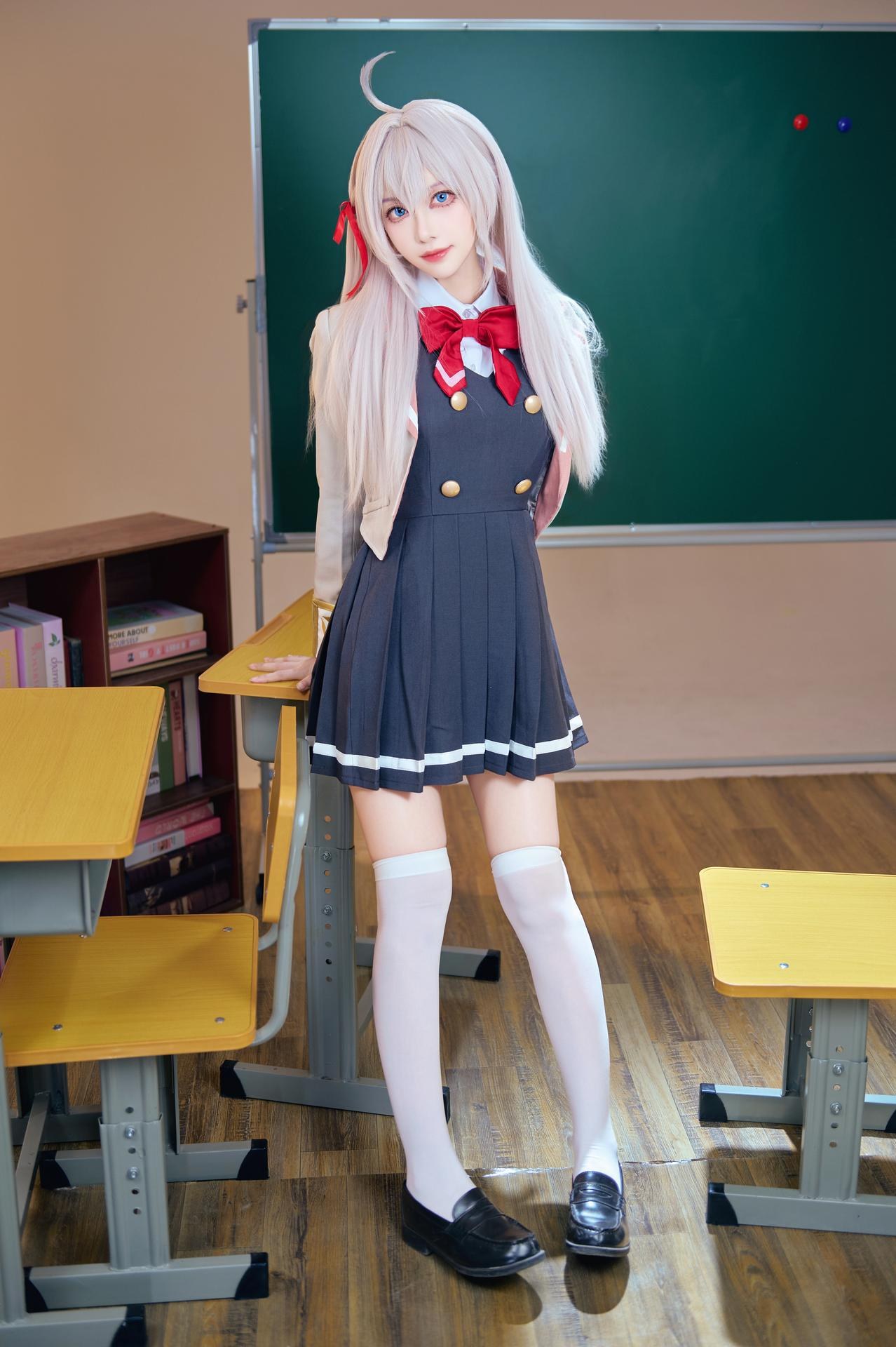 [cosplay] Shika小鹿鹿 - Bạn cùng lớp Eri: ảnh chụp trong lớp học với tóc trắng, đồng phục học đường, tất trắng 38P