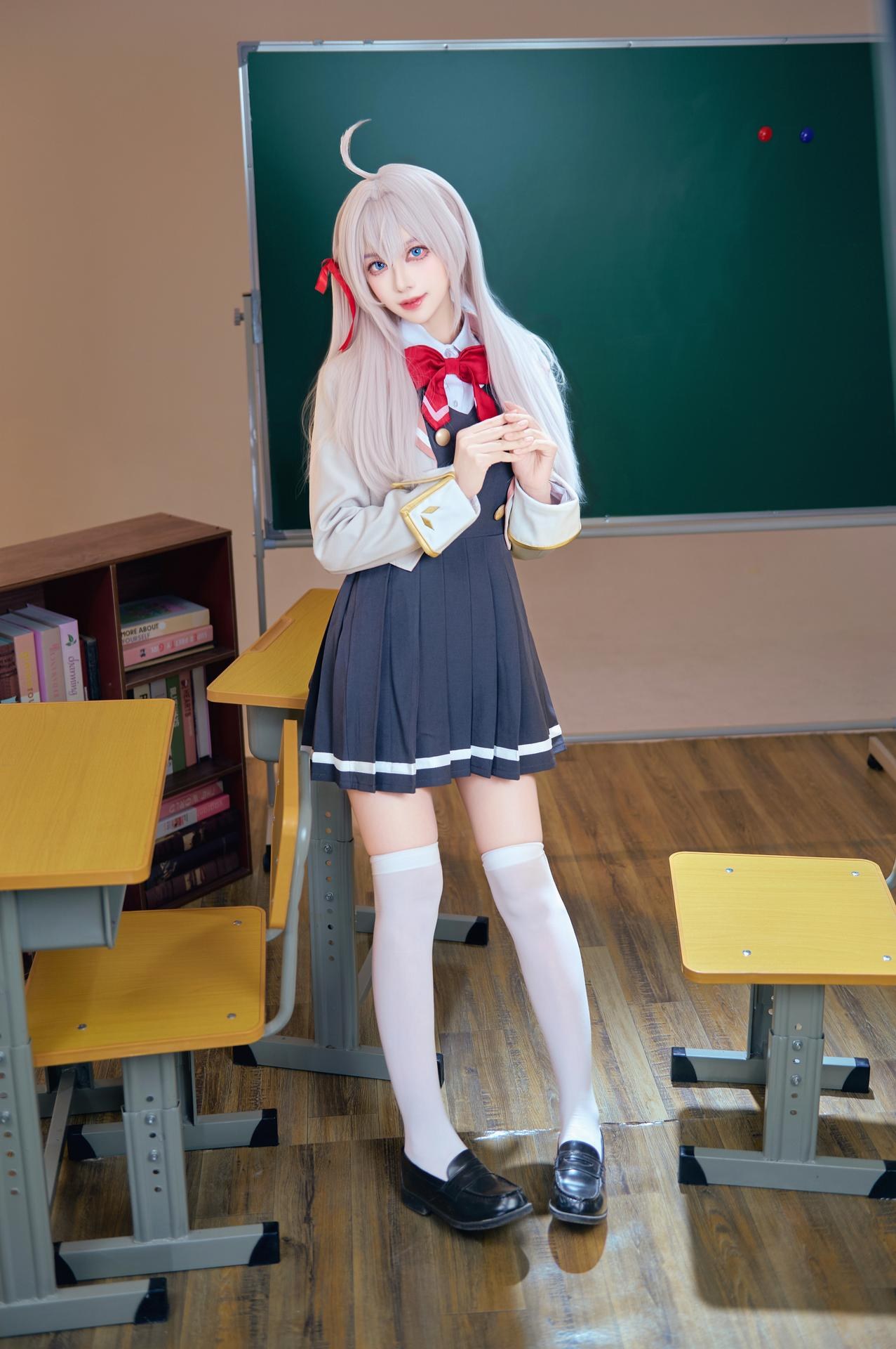 [cosplay] Shika小鹿鹿 - Bạn cùng lớp Eri: ảnh chụp trong lớp học với tóc trắng, đồng phục học đường, tất trắng 38P