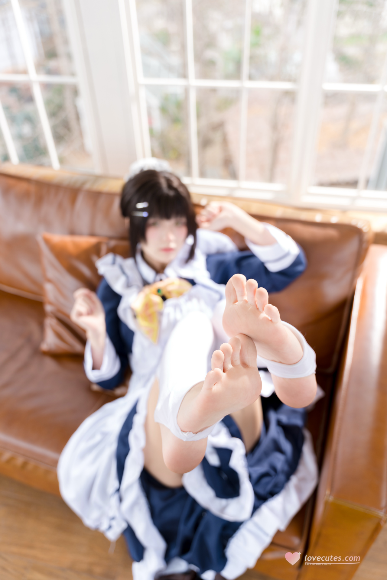 [写真] 九柒喵 - Zǎozi chị hầu gái: ảnh chụp ghế sofa áo hầu gái xanh trắng, tất trắng 23P