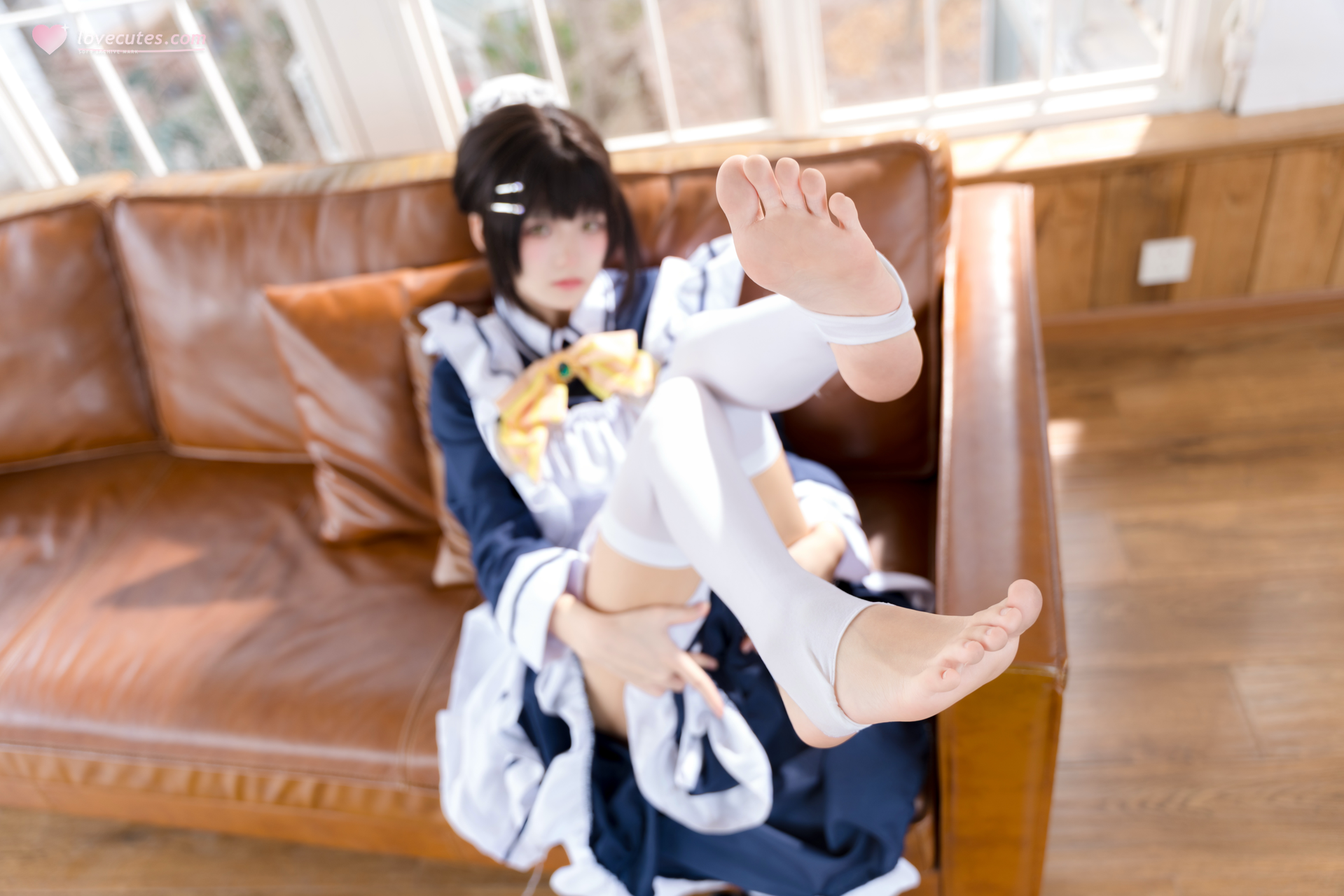 [写真] 九柒喵 - Zǎozi chị hầu gái: ảnh chụp ghế sofa áo hầu gái xanh trắng, tất trắng 23P