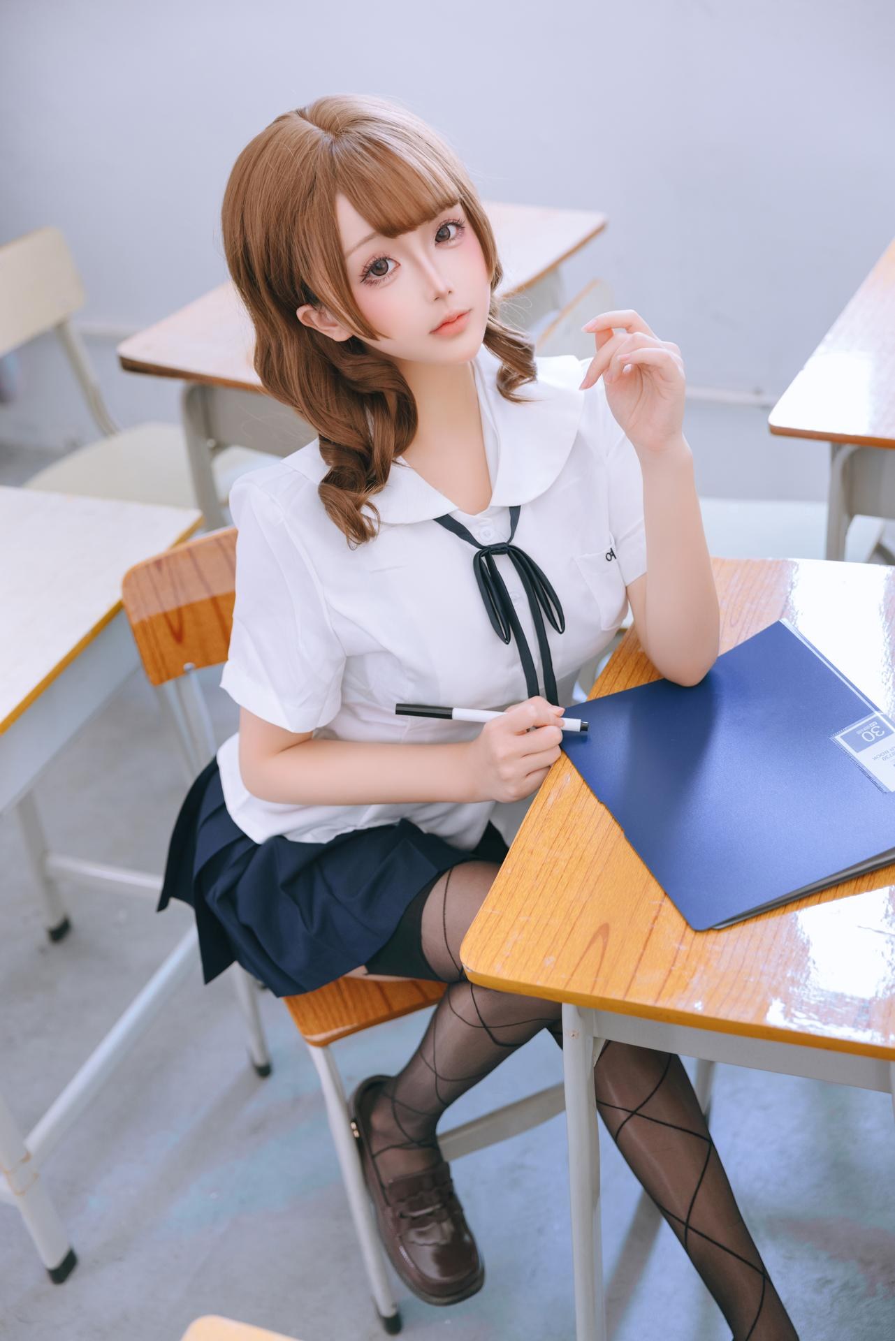 [私房] 日奈娇 - Ủy viên tâm lý: ảnh riêng tư trong lớp học với đồng phục sơ mi trắng, tất đen kích thước lớn 188P16G7V