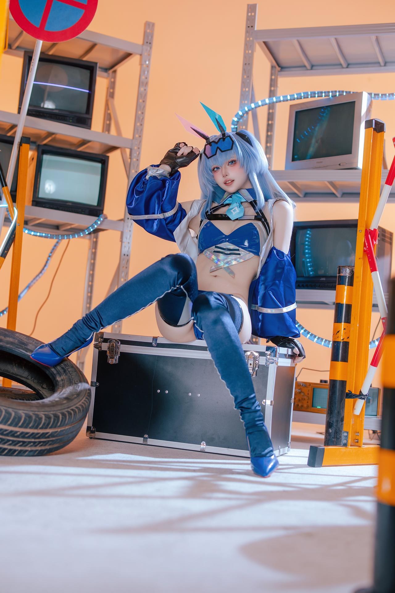[cosplay] 屿鱼 - 碧蓝航线 花园赛车服：蓝色赛车服机车布景美腿 82P