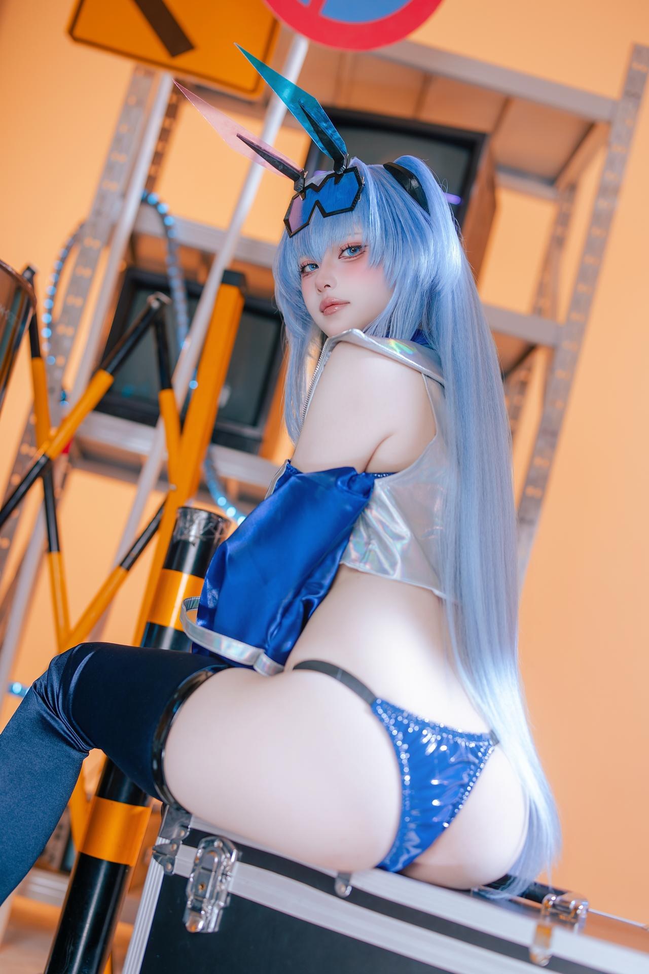 [cosplay] 屿鱼 - 碧蓝航线 花园赛车服：蓝色赛车服机车布景美腿 82P