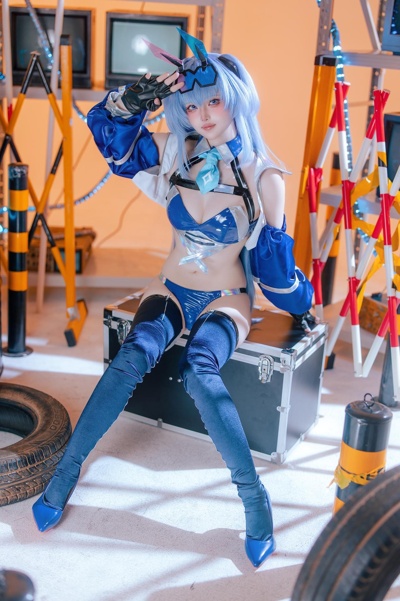 [cosplay] 屿鱼 - 碧蓝航线 花园赛车服：蓝色赛车服机车布景美腿 82P
