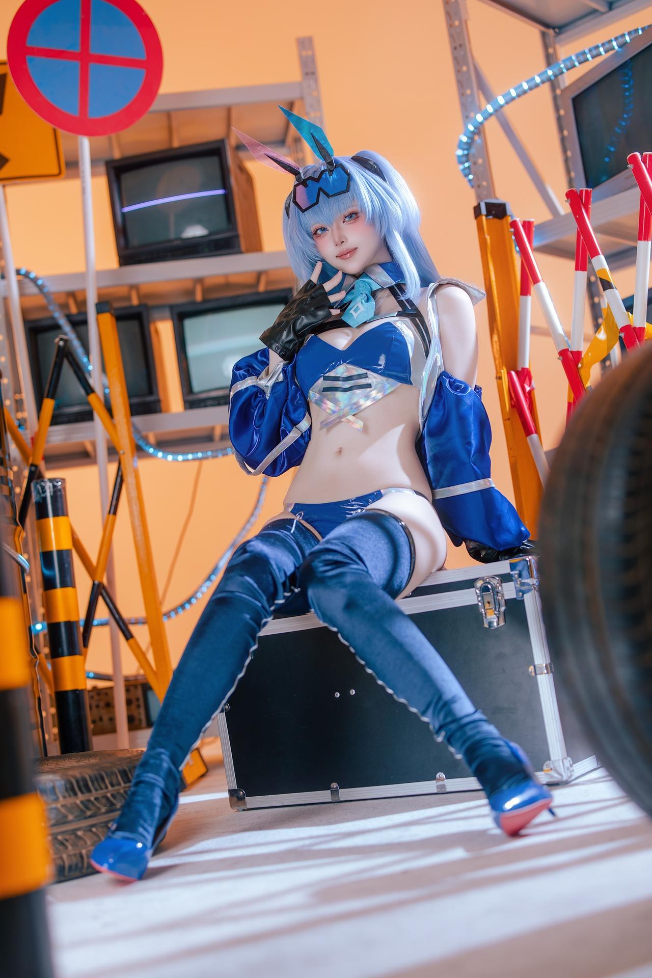[cosplay] 屿鱼 - 碧蓝航线 花园赛车服：蓝色赛车服机车布景美腿 82P