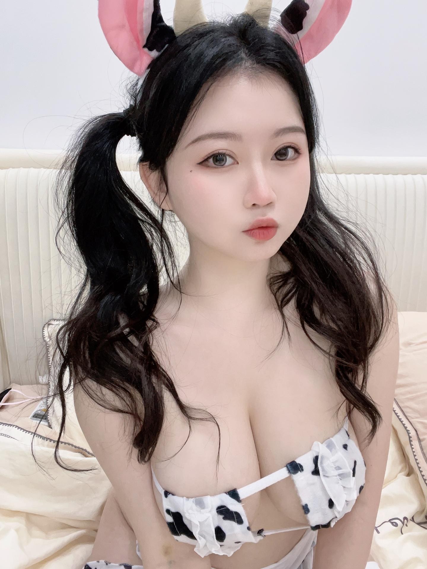 [私房] 依酱 - Bò sữa: bikini họa tiết bò sữa, selfie trong phòng ngủ, khoe ngực đẹp 23P4V