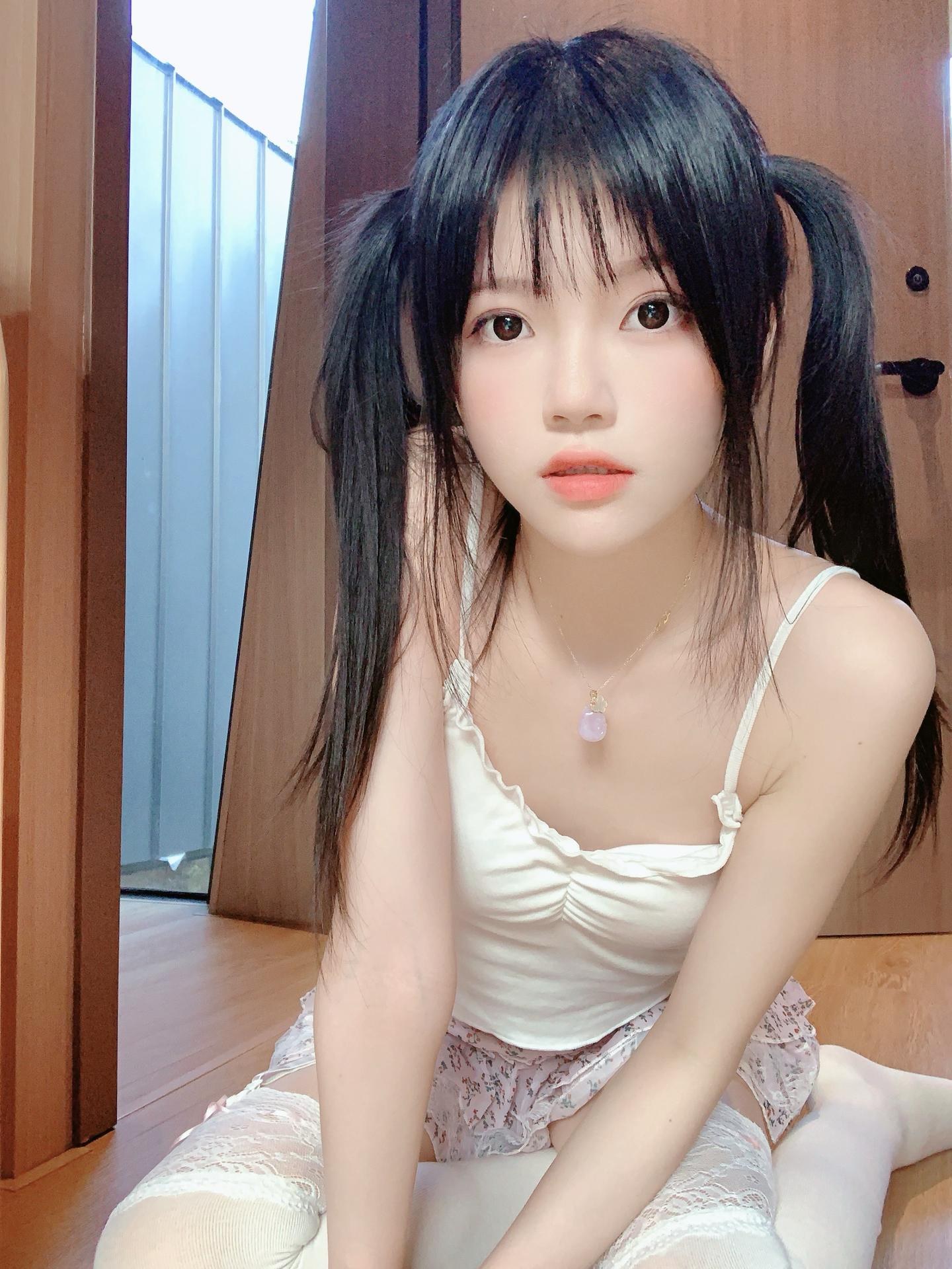 [私房] 桜桃喵 - Ảnh tự chụp hoa nhỏ: váy hai dây trắng hoa nhí, cận cảnh bàn chân tất trắng 16P