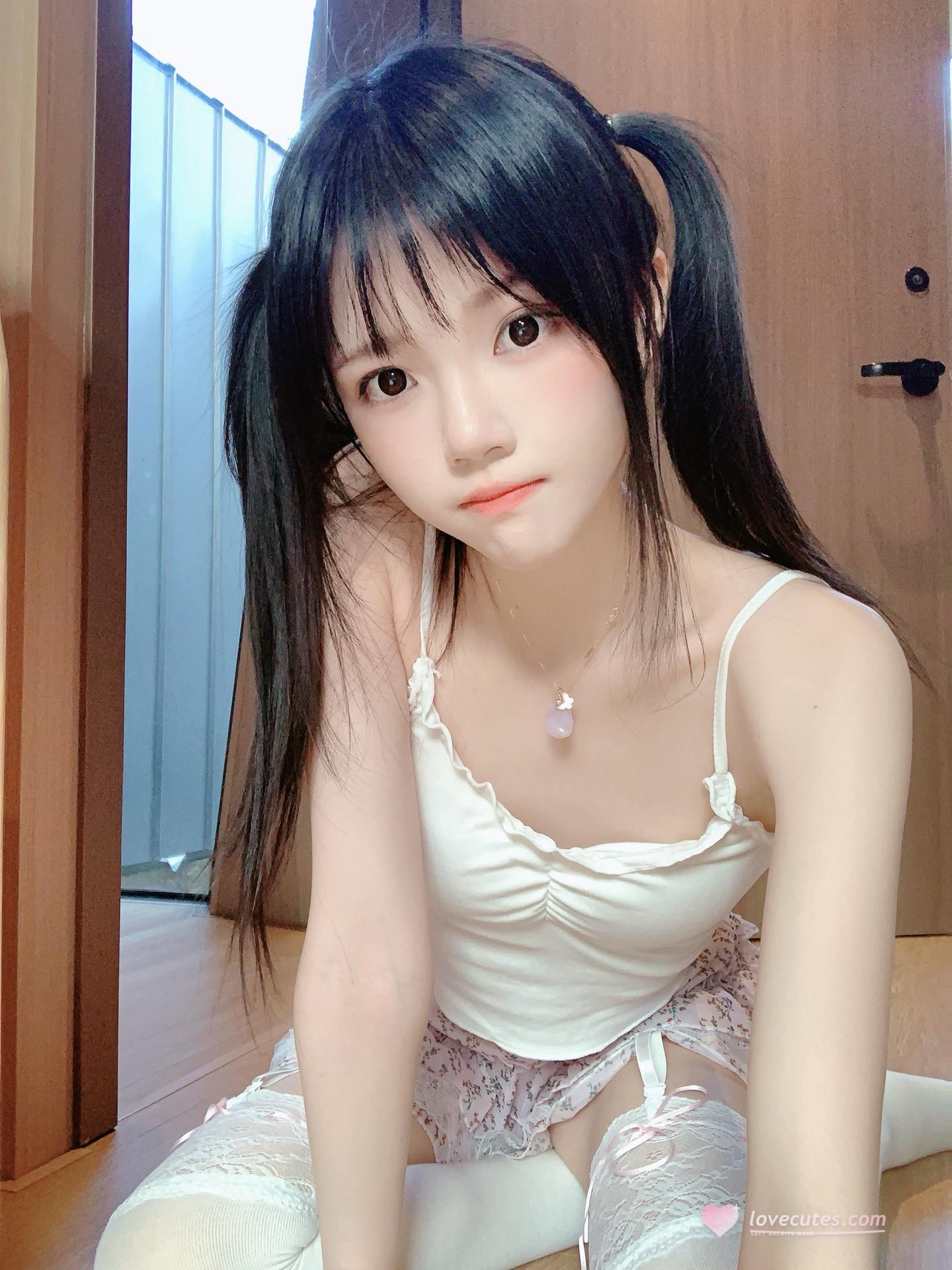 [私房] 桜桃喵 - Ảnh tự chụp hoa nhỏ: váy hai dây trắng hoa nhí, cận cảnh bàn chân tất trắng 16P
