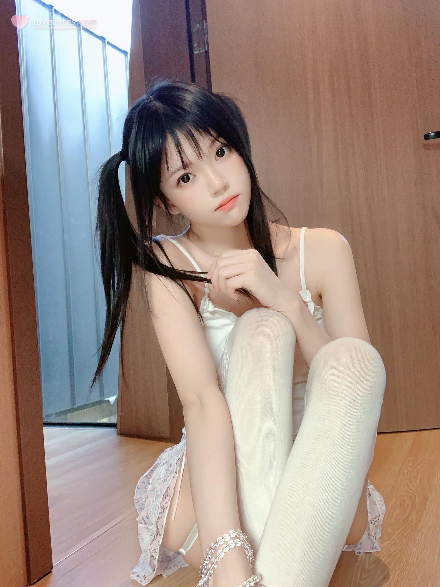 [Private] Sakuramiao - Floral Selfie: White Spaghetti-Strap Floral Dress, White Stockings Foot Close-Up 16P