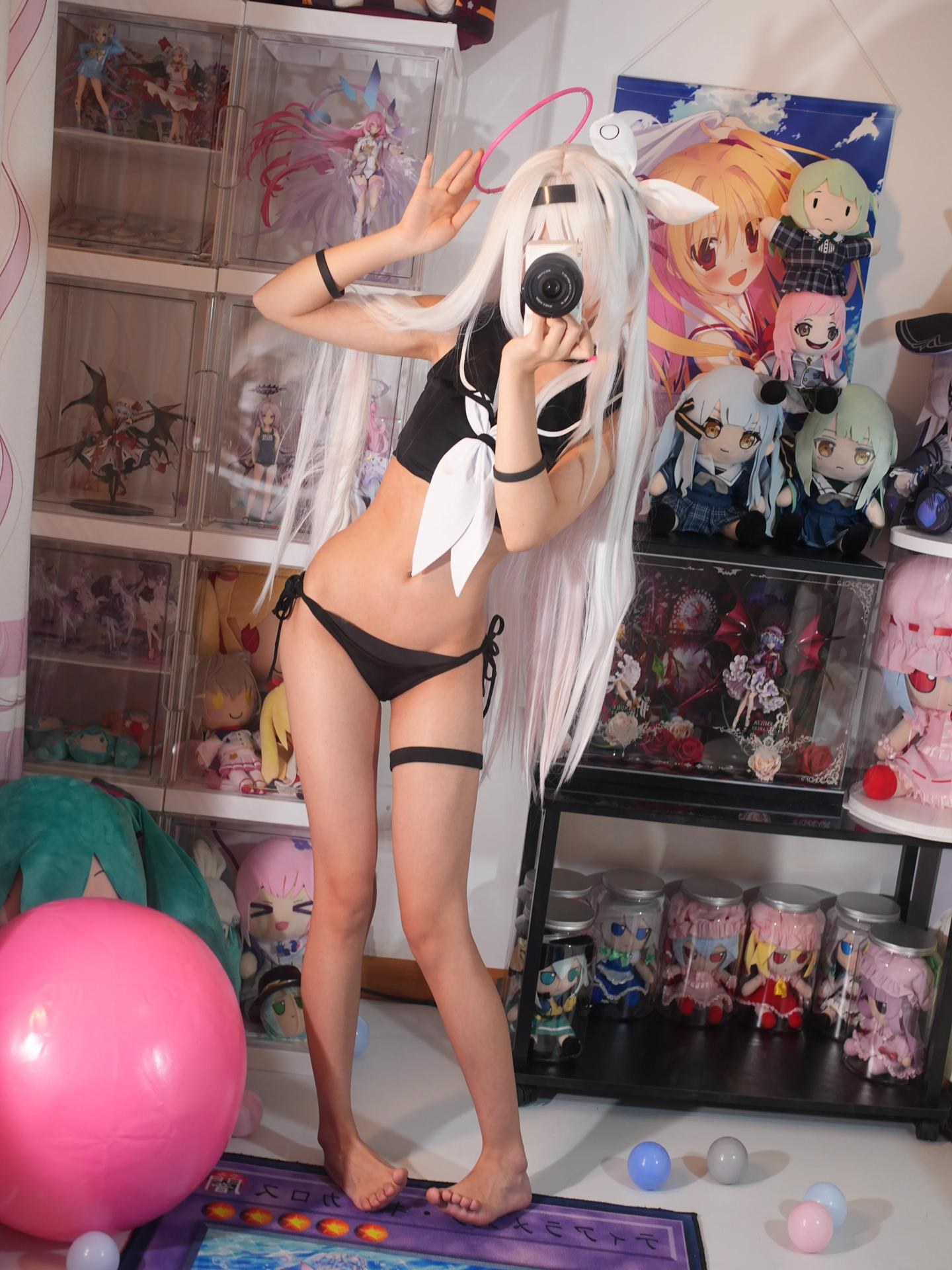 [cosplay] 白栎Shirly - 蔚蓝档案 普拉娜泳装：白发黑白泳装美腿 113P