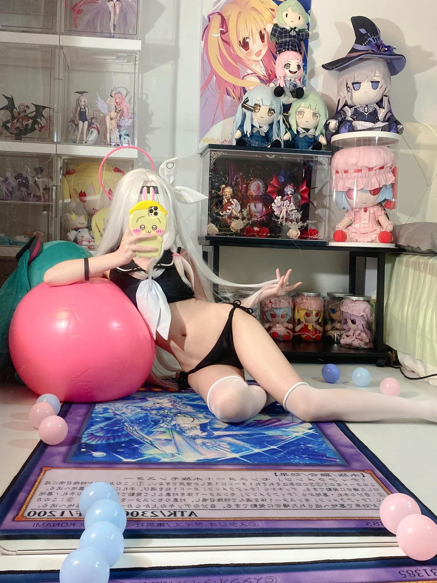 [cosplay] 白栎Shirly - 蔚蓝档案 普拉娜泳装：白发黑白泳装美腿 113P