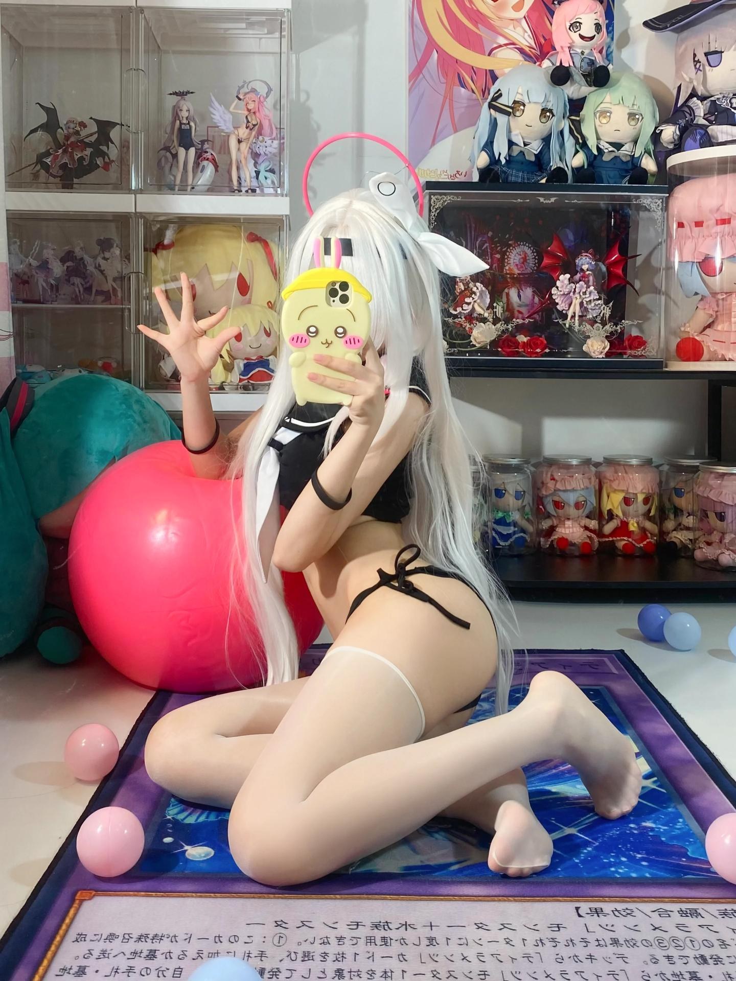 [cosplay] 白栎Shirly - 蔚蓝档案 普拉娜泳装：白发黑白泳装美腿 113P