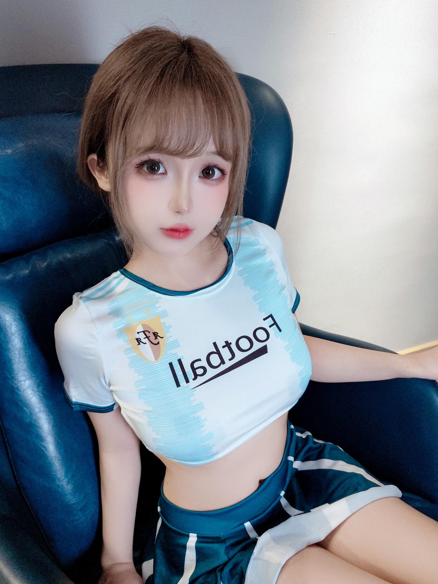 [写真] 日奈娇 - Cổ động viên bóng đá: áo đấu xanh trắng, bikini, chân trắng tất trắng, ảnh động 40P20G5V