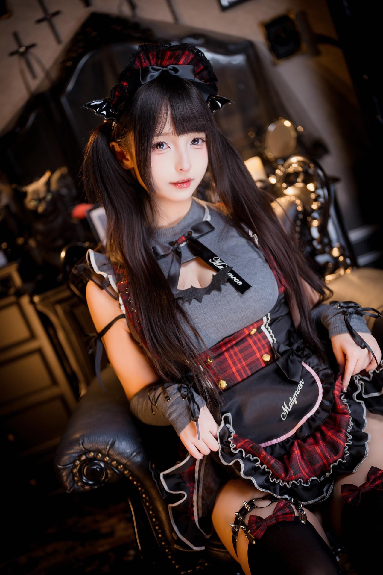 [私房] 神楽坂真冬 - 冬之小恶魔：黑红恶魔女仆装 黑丝美腿 75P2V
