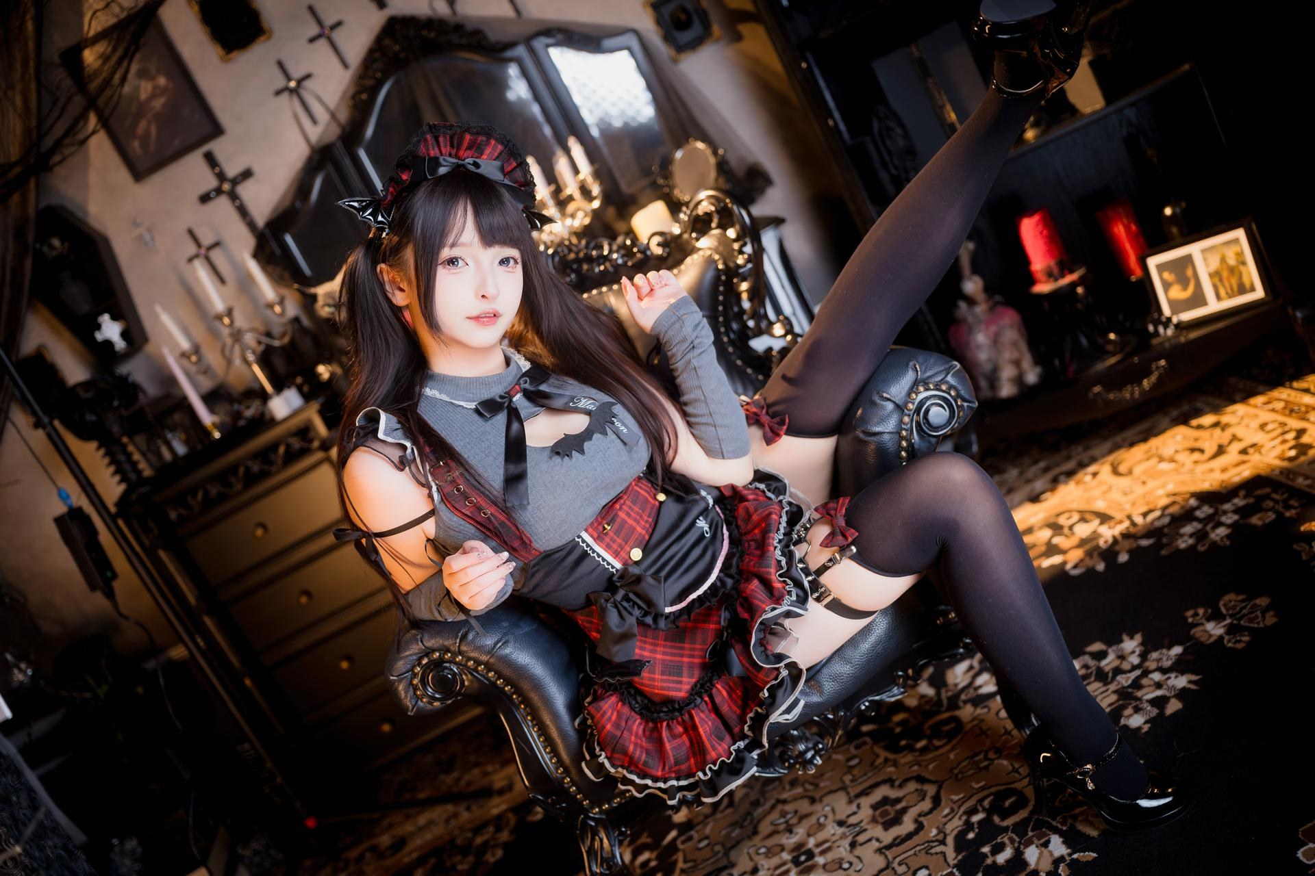 [私房] 神楽坂真冬 - 冬之小恶魔：黑红恶魔女仆装 黑丝美腿 75P2V