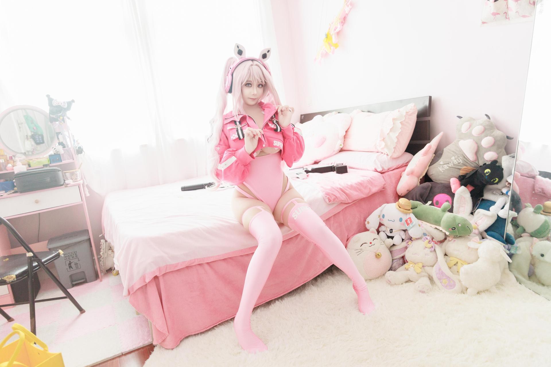 [cosplay] 阿雪雪 - 爱丽丝泳装：ชุดว่ายน้ำกระต่ายหูสีชมพู หอกยาว ริมสระ วางขายาว 94P1V