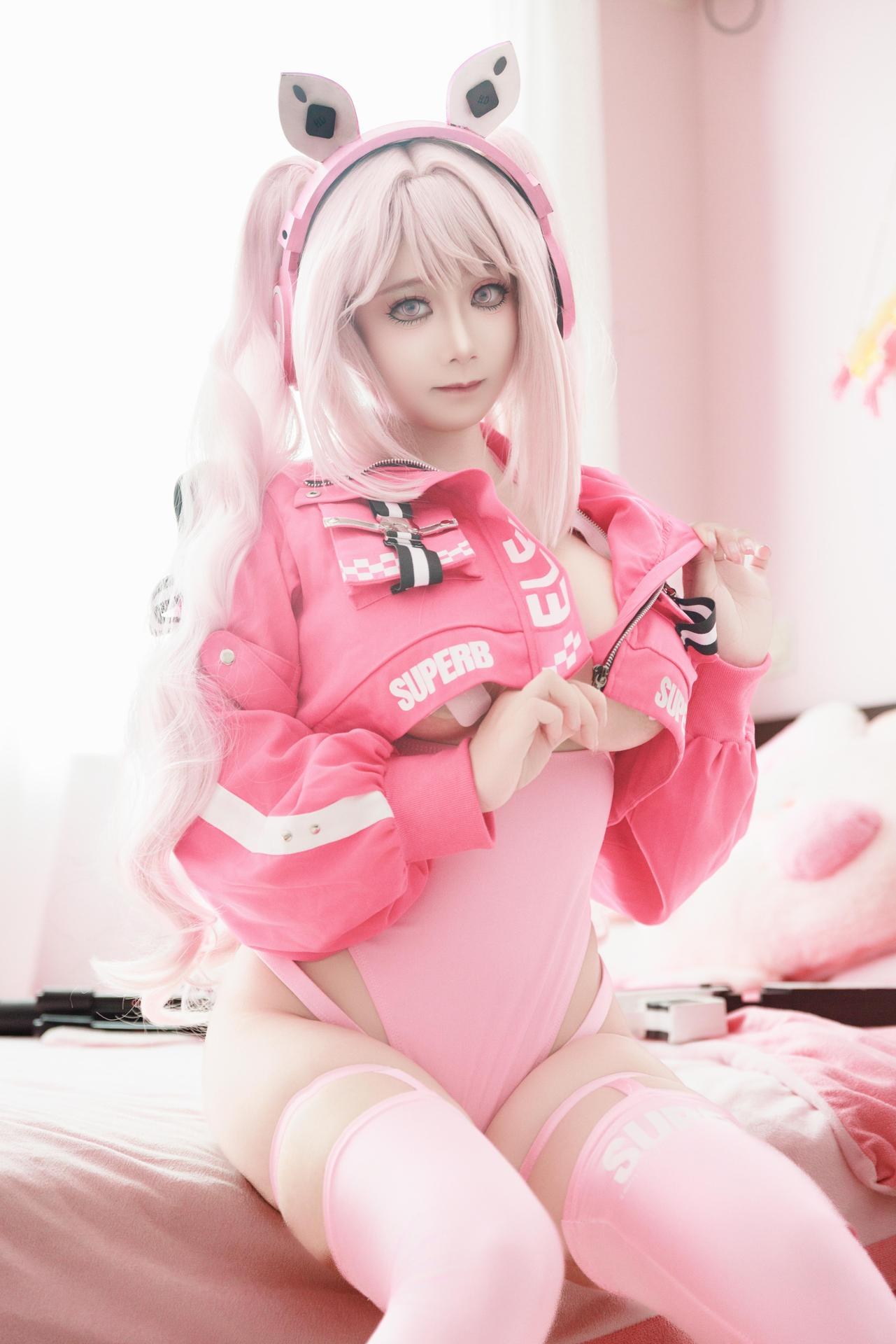 [cosplay] 阿雪雪 - 爱丽丝泳装：ชุดว่ายน้ำกระต่ายหูสีชมพู หอกยาว ริมสระ วางขายาว 94P1V