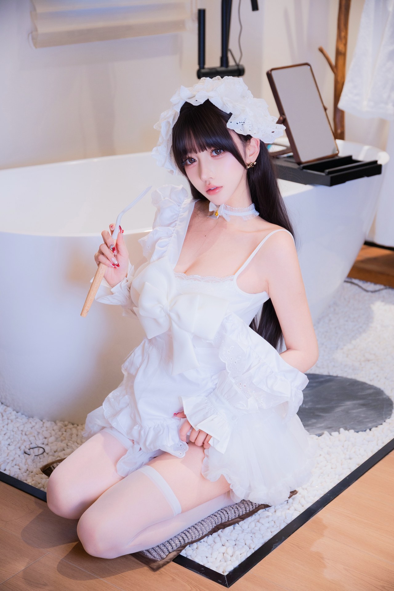 [写真] 过期米线线喵 - Hầu gái đầu bếp: tạp dề hầu gái màu trắng, phòng tắm, đôi chân đẹp 21P