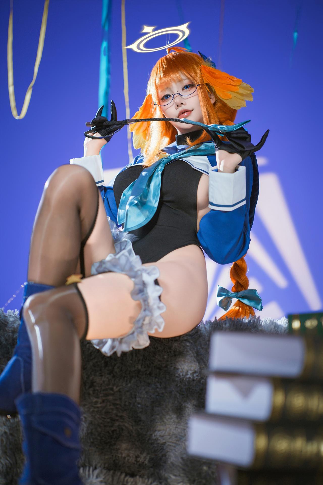 [cosplay] Là một chú gấu con sao - Blue Archive Enjo Shimikō: ác nữ cán bộ váy tất đen chân dài 40P