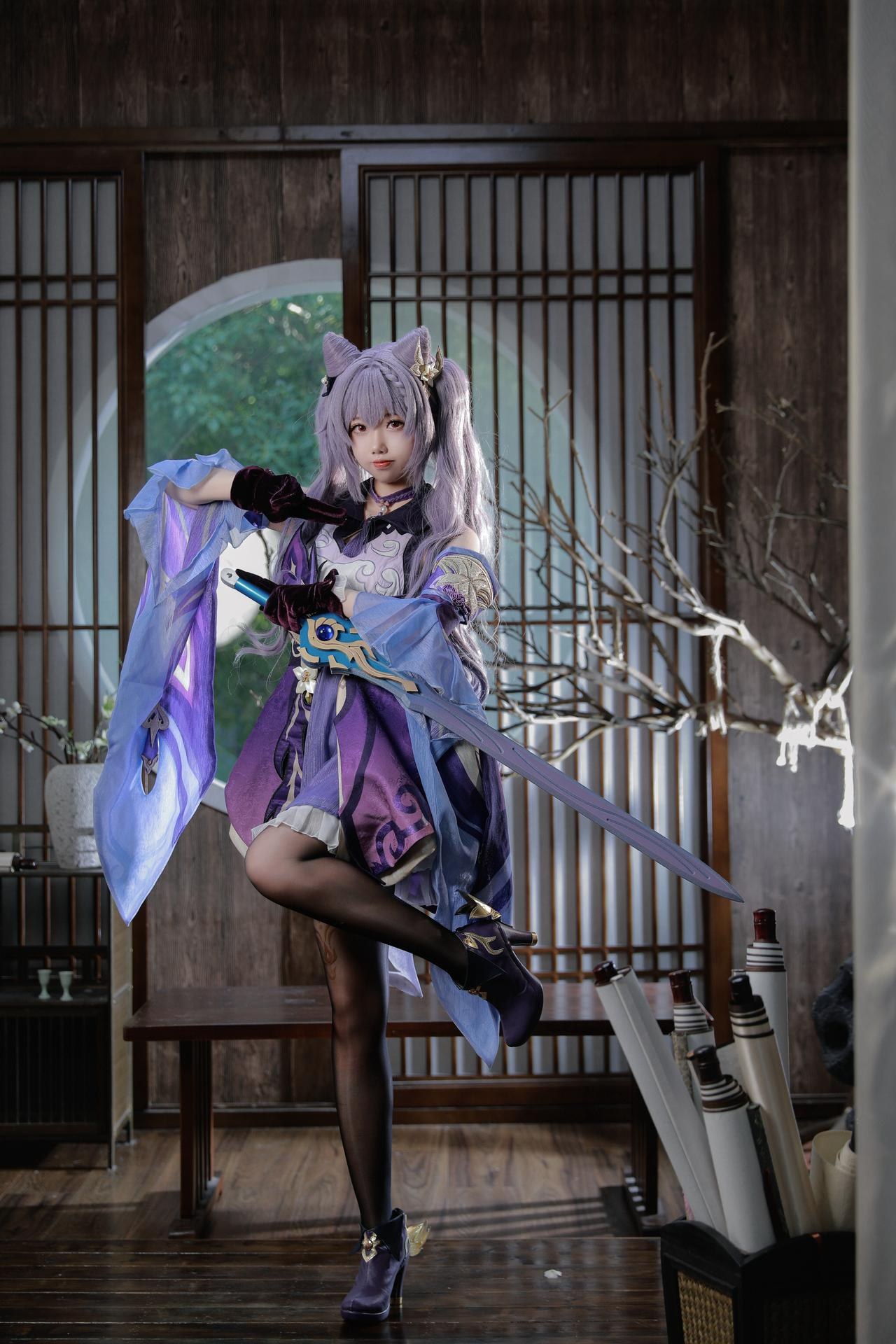 [cosplay] 雪琪SAMA - Nguyên Thần Keqing: tóc tím váy dạ hội chân trắng đẹp 50P1V