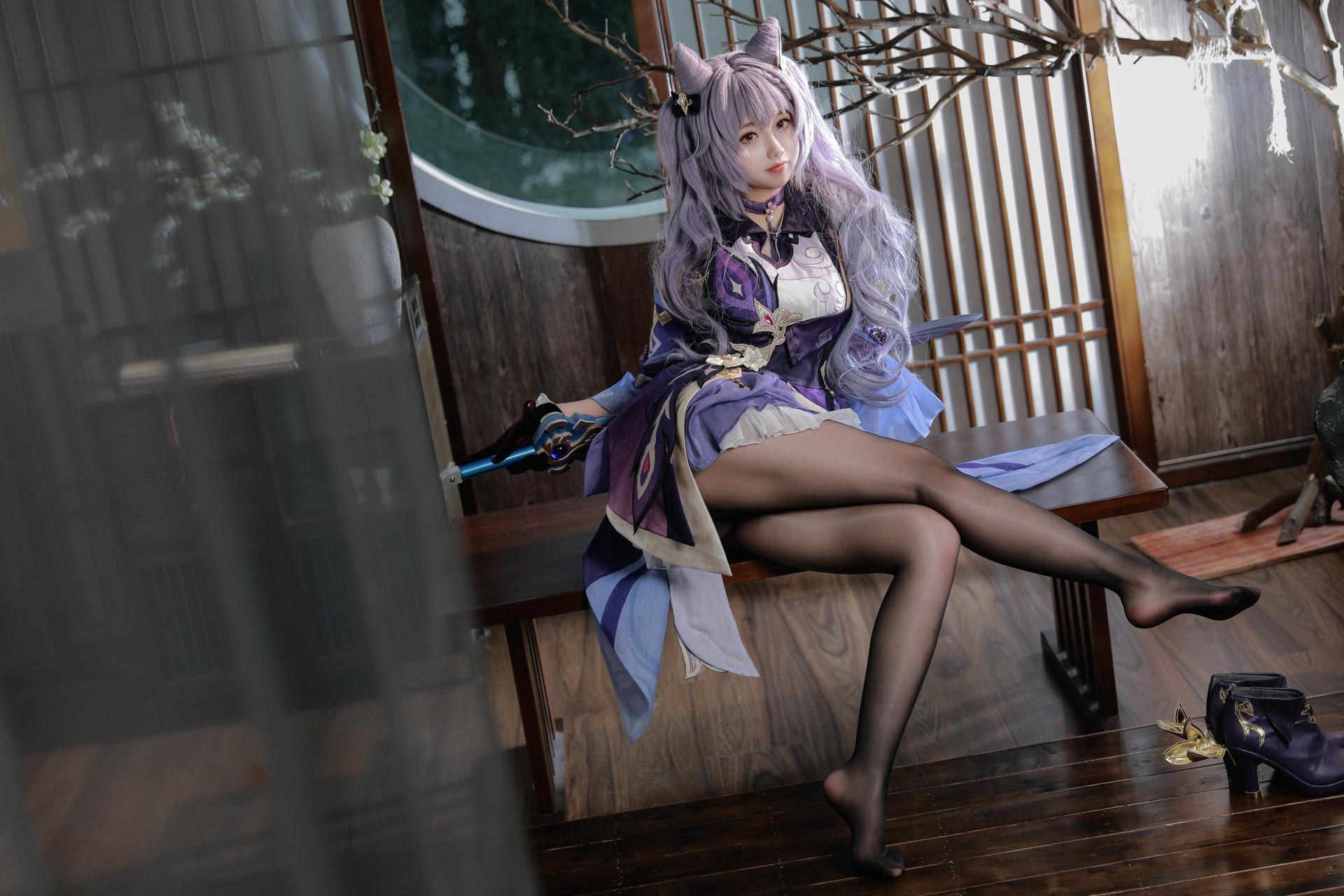 [cosplay] 雪琪SAMA - Nguyên Thần Keqing: tóc tím váy dạ hội chân trắng đẹp 50P1V