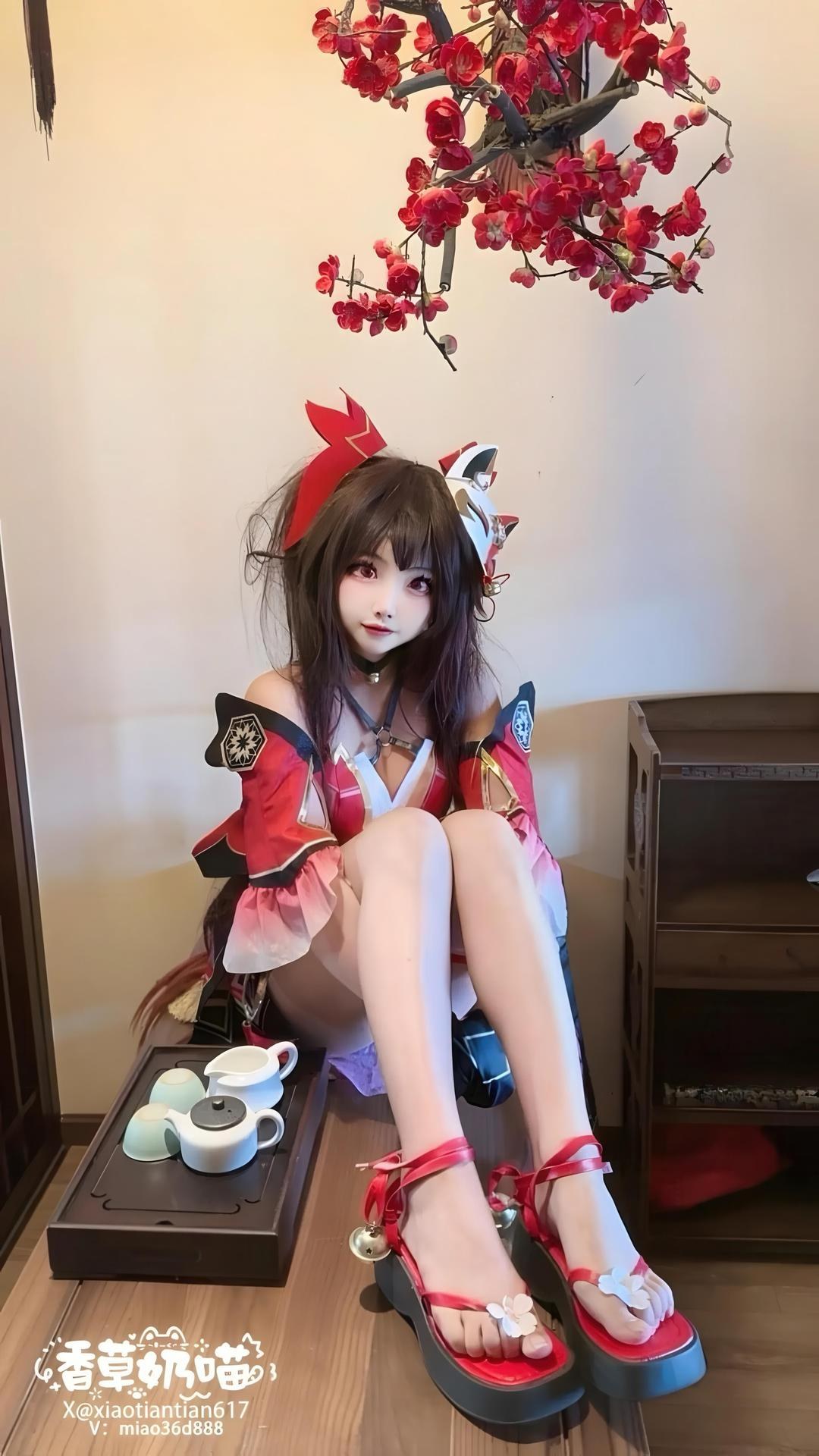 [cosplay] 香草奶喵 - Honkai: Star Rail Sparkle: váy đỏ, tóc đuôi ngựa đôi, chân đẹp tái hiện 70P