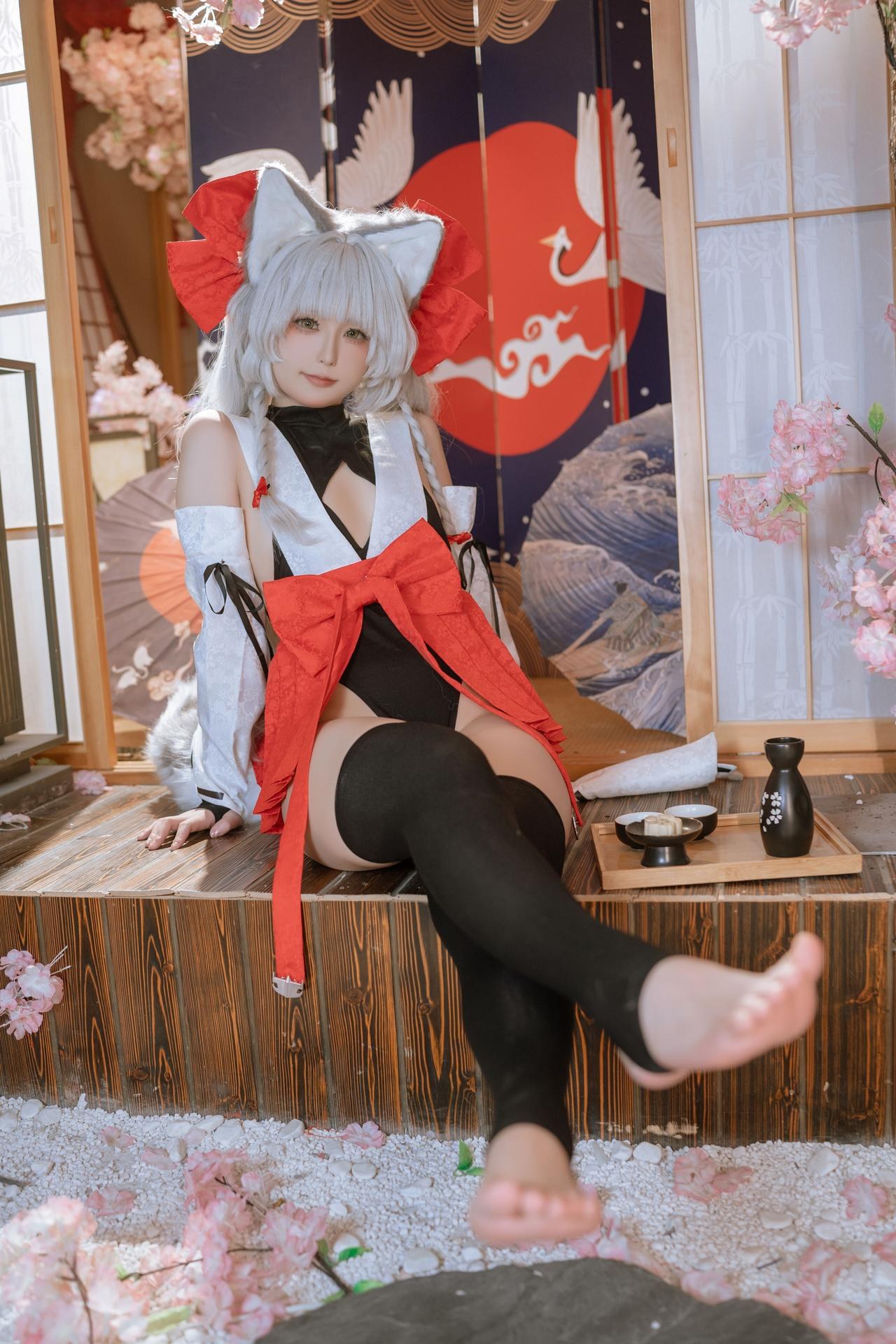 [cosplay] Quan冉有点饿 - 朝凪：狐耳红白巫女装 黑丝美腿还原 87P
